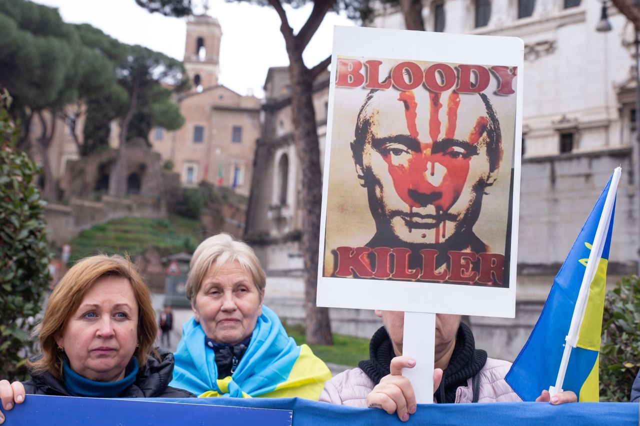 Ukrainer:innen, die inzwischen in Italiens Hauptstadt Rom leben, haben am 19. Februar 2023 eine Demonstration gegen Putins Krieg gegen die Ukraine organisiert.