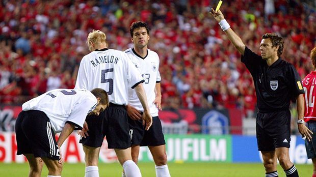 
                <strong>Ballack verpasst das WM-Finale 2002</strong><br>
                Ballack verpasst das WM-Finale 2002: "Die bitterste Erfahrung, die ein Fußballer machen kann" - so sagte es Michael Ballack nach dem WM-Halbfinale selbst. Gegen Südkorea schoss der damals 26-Jährige das Siegtor - und sah im weiteren Spielgeschehen die gelbe Karte. Seine zweite im Turnier. Damit fehlte er im Finale gegen Brasilien. Zuvor hatte der Mittelfeldmann die deutsche Mannschaft souverän angeführt. Am Ende verlor Deutschland gegen Brasilien 0:2 - ohne Ballack.
              