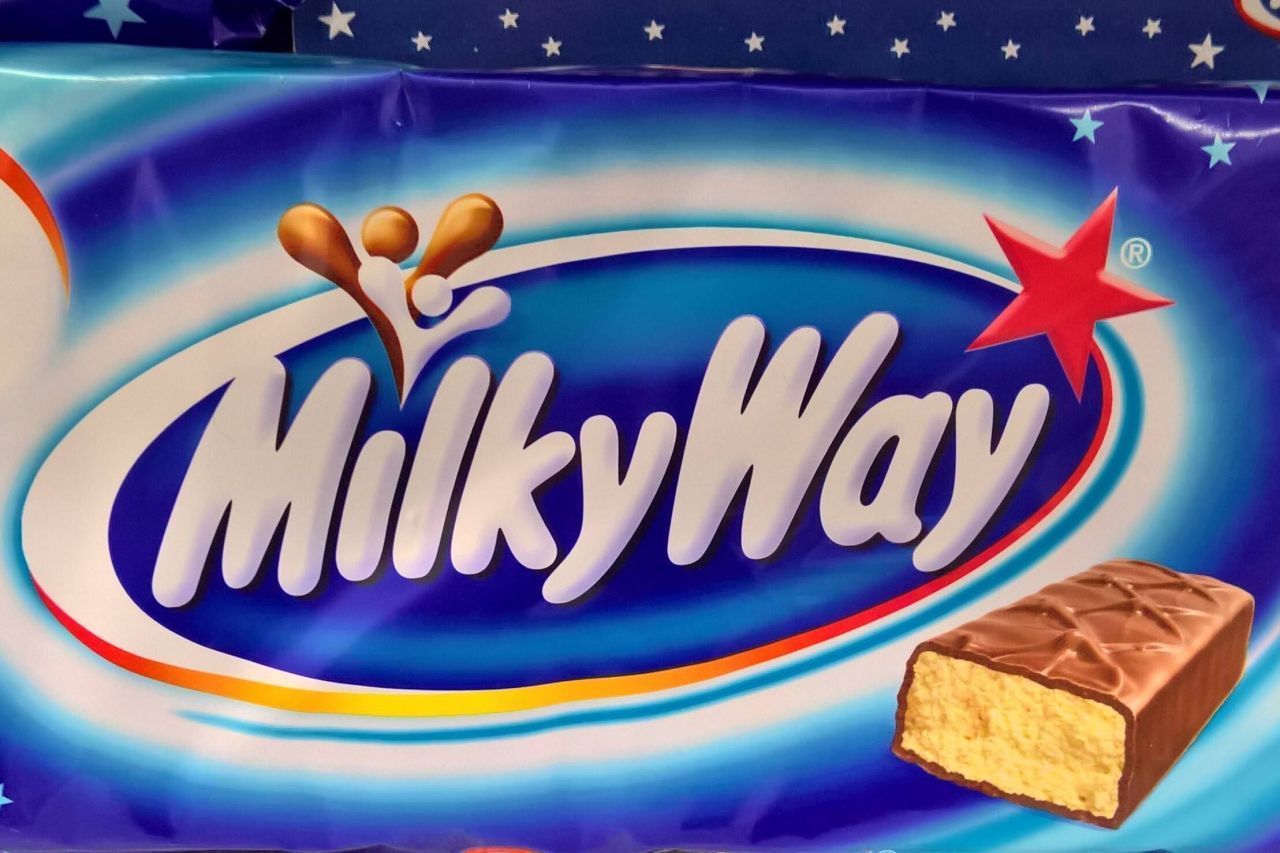 Franklin Clarence Mars gründete 1911 den Lebensmittel-Konzern "Mars Incorporated" und entwickelte 1923 den Riegel aus Candy-Creme und Schokolade. Der Name "Milky Way" geht auf einen damals beliebten Malz-Milchshake zurück, der nach der Milchstraße benannt war. Daher enthält der süße Snack auch Gerstenmalz-Extrakt. Bekannt wurde er vor allem durch den Werbe-Slogan "So locker und leicht, der schwimmt sogar in Milch".