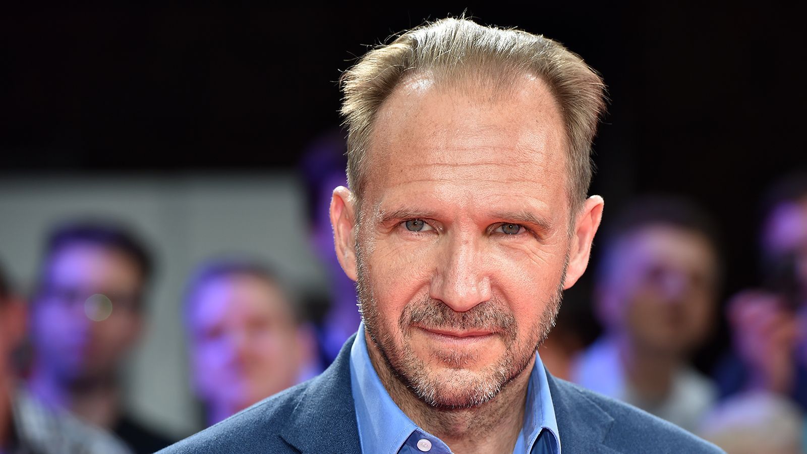 
                <strong>Ralph Fiennes: FC Chelsea</strong><br>
                Ralph Fiennes wird seinem fiktiven Charakter "Lord Voldemort" auch im echten Leben gerecht - zumindest in manchen Bereichen. Es wird gemunkelt, dass er Supporter des FC Chelsea ist, aber wie so oft bei Voldemort, hält er sich im Dunklen auf. Eine Bestätigung seines Fan-Daseins gibt es nicht. 
              