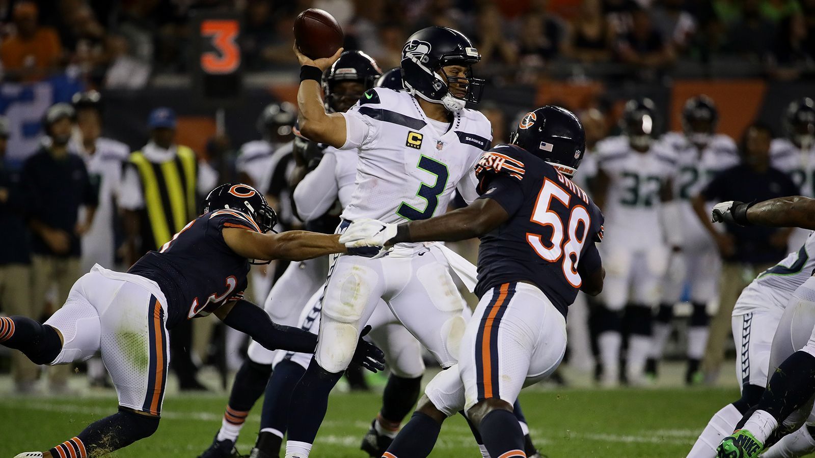 
                <strong>Verlierer: Seahawks-Offensive-Line</strong><br>
                Déjà-vu für Russell Wilson. Vergangene Woche wurde der Seahakws-Quarterback sechs Mal zu Boden geworfen. In Week 2 gegen die Chicago Bears das gleiche Bild. Wieder ließ die O-Line sechs Sacks zu. So wird es für die Seahawks schwer, den ersten Saisonsieg einzufahren.
              