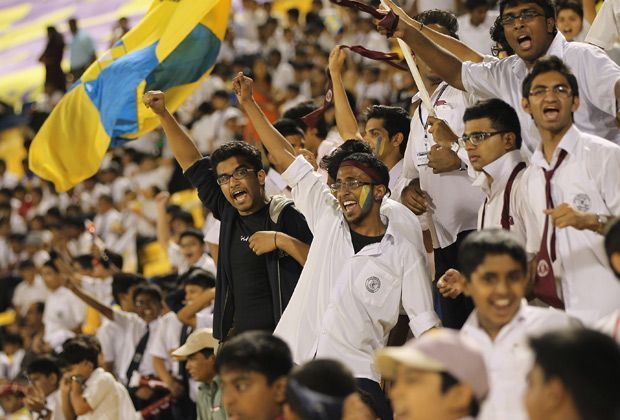 
                <strong>WM 2022 in Katar: Alles wie beim Handball?</strong><br>
                50.000 eingekaufte Fans, die die katarische Fußball-Nationalmannschaft nach vorne brüllen. Nicht unmöglich! Das Budget für die WM soll bei rund 70 Milliarden Euro liegen, da wird wohl noch Geld für ein paar Fans drin sein.
              