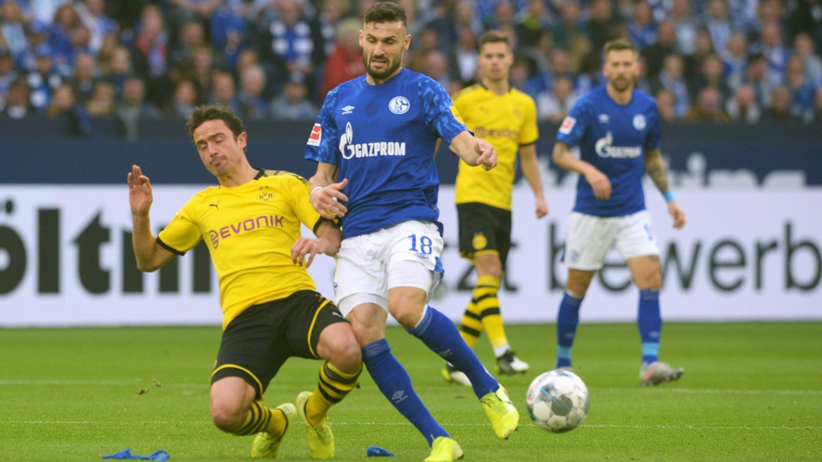 
                <strong>Daniel Caligiuri (Schalke 04)</strong><br>
                Hilft auf der rechten Seite immer wieder hinten mit aus und gewinnt dort fast alle Zweikämpfe gegen die Dortmunder Offensive. Reibt sich dadurch im Spielverlauf auf und büßt an offensivem Potenzial ein. Geht in der 84. Minute unter Applaus für seinen kämpferischen Einsatz vom Feld. ran.de-Note: 
              