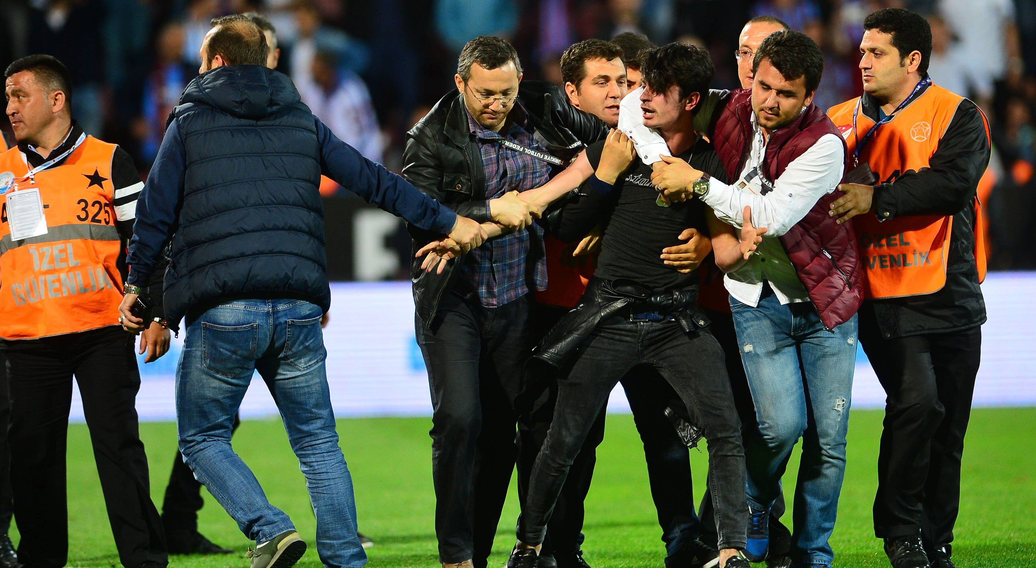 
                <strong>Trabzonspor gegen Fenerbahce</strong><br>
                Anschließend führen die Sicherheitskräfte den Mann vom Rasen.
              