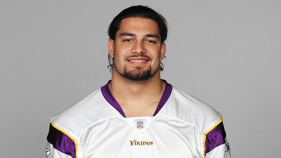 <strong>Roman Reigns</strong><br>
                Leati Joseph Anoa'i - besser bekannt als WWE-Star Roman Reigns - wurde ungedraftet von den Minnesota Vikings verpflichtet, schaffte jedoch den Sprung in den Kader nicht. Nach einem kurzen Intermezzo bei den Jacksonville Jaguars und in der Canadian Football League startete er eine Karriere als Wrestler in der WWE. Mit Erfolg: Bislang ist er dreimaliger&nbsp;WWE World Heavyweight Champion.
