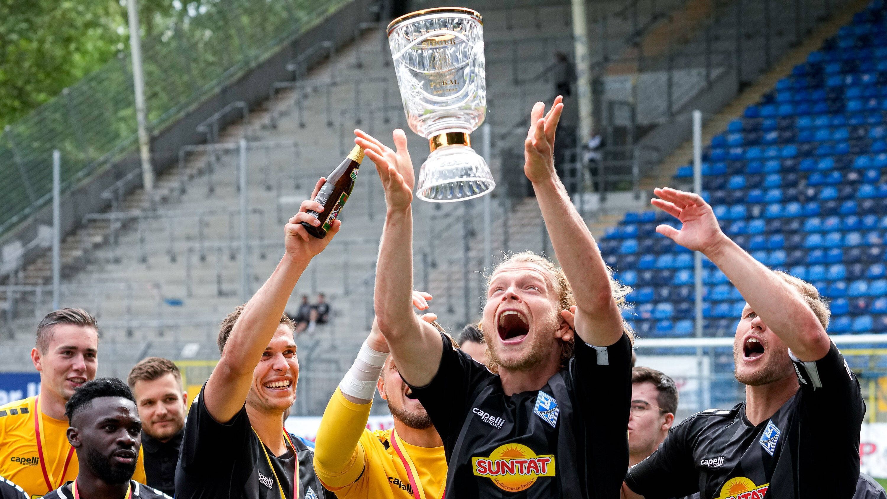 
                <strong>SV Waldhof Mannheim</strong><br>
                Favoritensieg im badischen Pokal. Lange Zeit tut sich Drittligist Waldhof Mannheim schwer, am Ende steht gegen den Landesligisten Türkspor Mannheim aber doch ein klarer 3:0-Erfolg. 
              