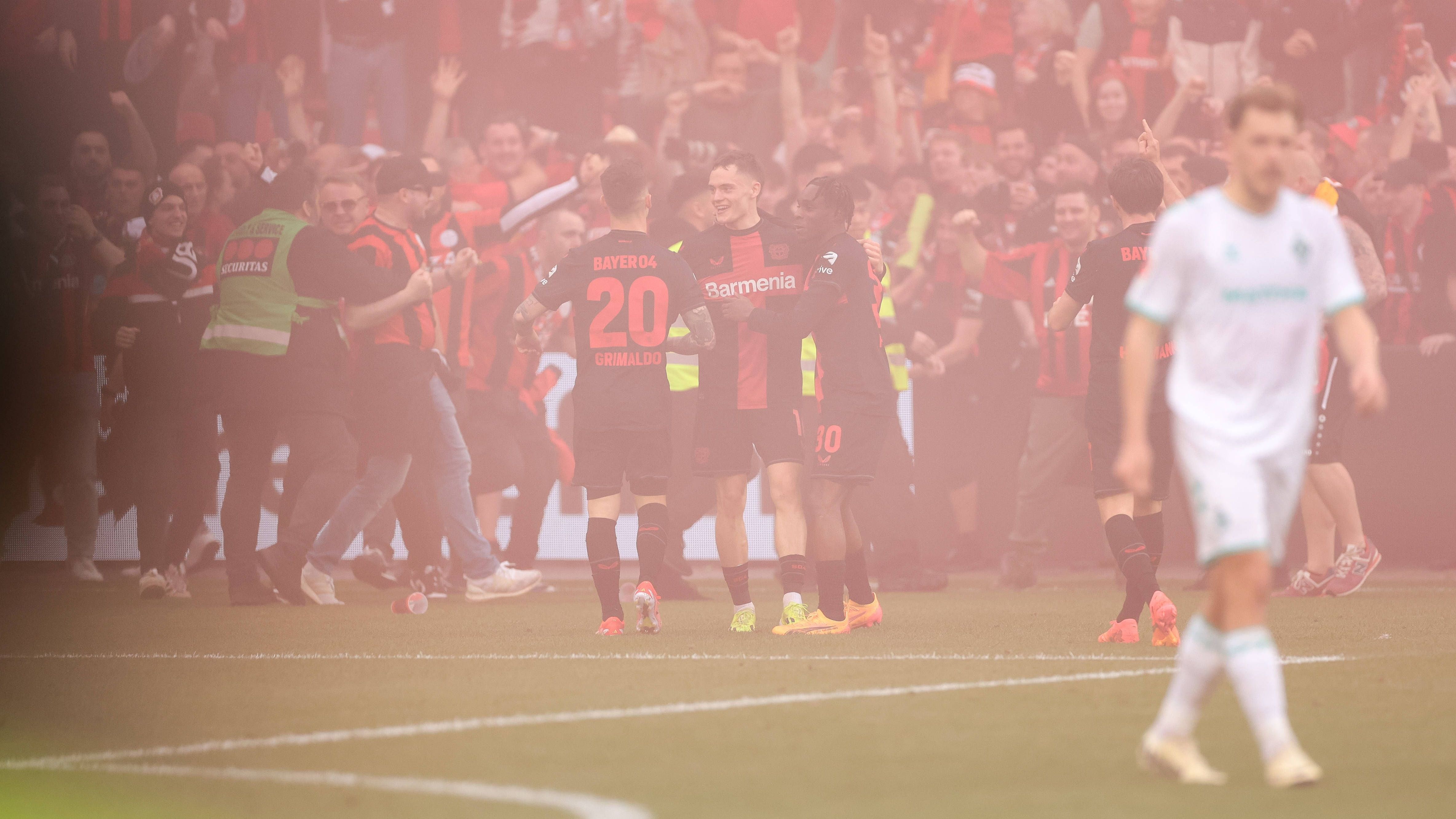 <strong>Bayer Leverkusen: Die besten Bilder der Meisterfeier</strong><br>Erst nach dem 5:0 hatte Osmers ein Einsehen - wohl auch mit den bemitleidenswerten Bremern - und ließ die Party mit dem Abpfiff beginnen.