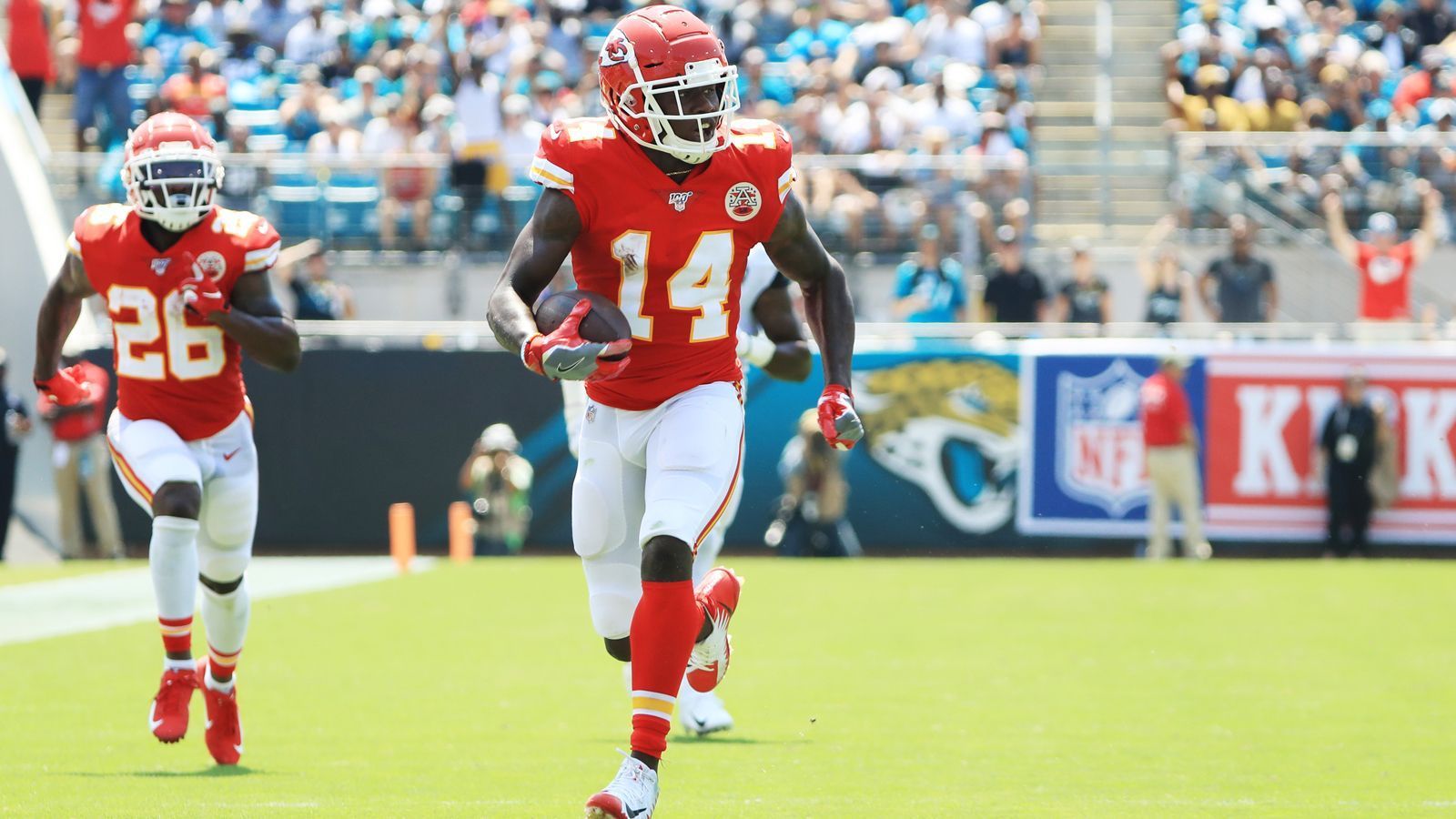 
                <strong>Gewinner: Sammy Watkins</strong><br>
                Überragender Saison-Auftakt von Wide Receiver Sammy Watkins bei den Kansas City Chiefs. Im Spiel gegen die Jacksonville Jaguars fing der 26-Jährige neun seiner elf Pässe für sagenhafte 198 Yards und drei Touchdowns. Mit 16 Millionen Dollar an Jahresgehalt wird sich die Franchise derartige Leistungen häufiger wünschen, nachdem Watkins seit seinem Trade von den Los Angeles Rams 2017 dauerhaft noch nicht überzeugen konnte.
              