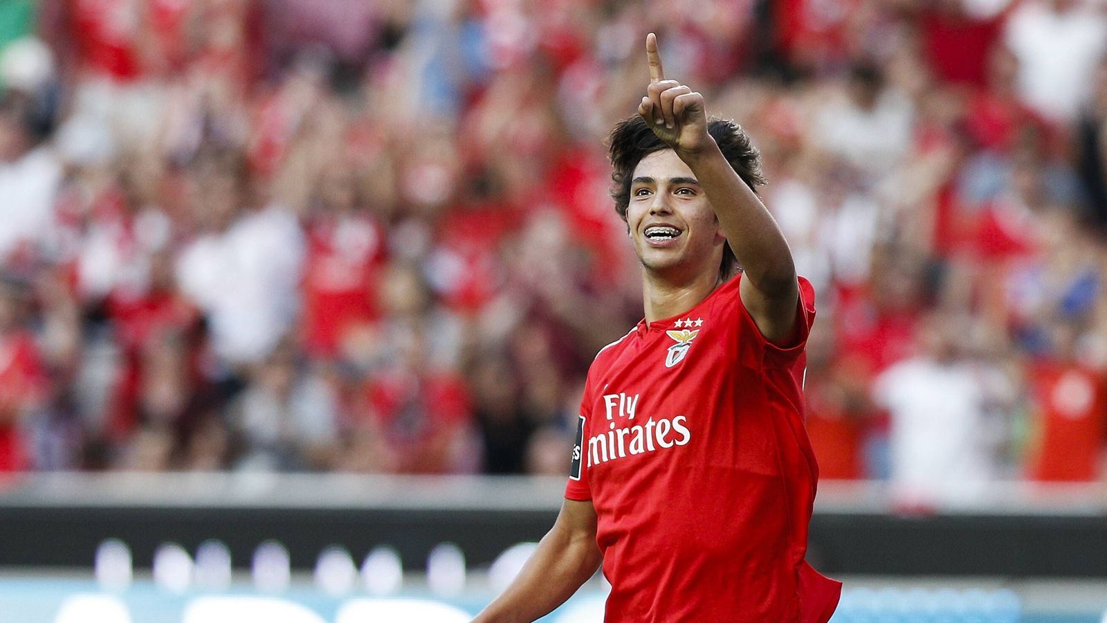 
                <strong>João Félix</strong><br>
                Mittlerweile hat sich João Félix bei Benfica Lissabon in die erste Mannschaft gerarbeitet und avancierte zum neuen Regisseur der Portugiesen. In Football Manager 2019 gilt der 18-Jährige trotz seines geringen Marktwerts als größtes Talent im offensiven Mittelfeld.
              