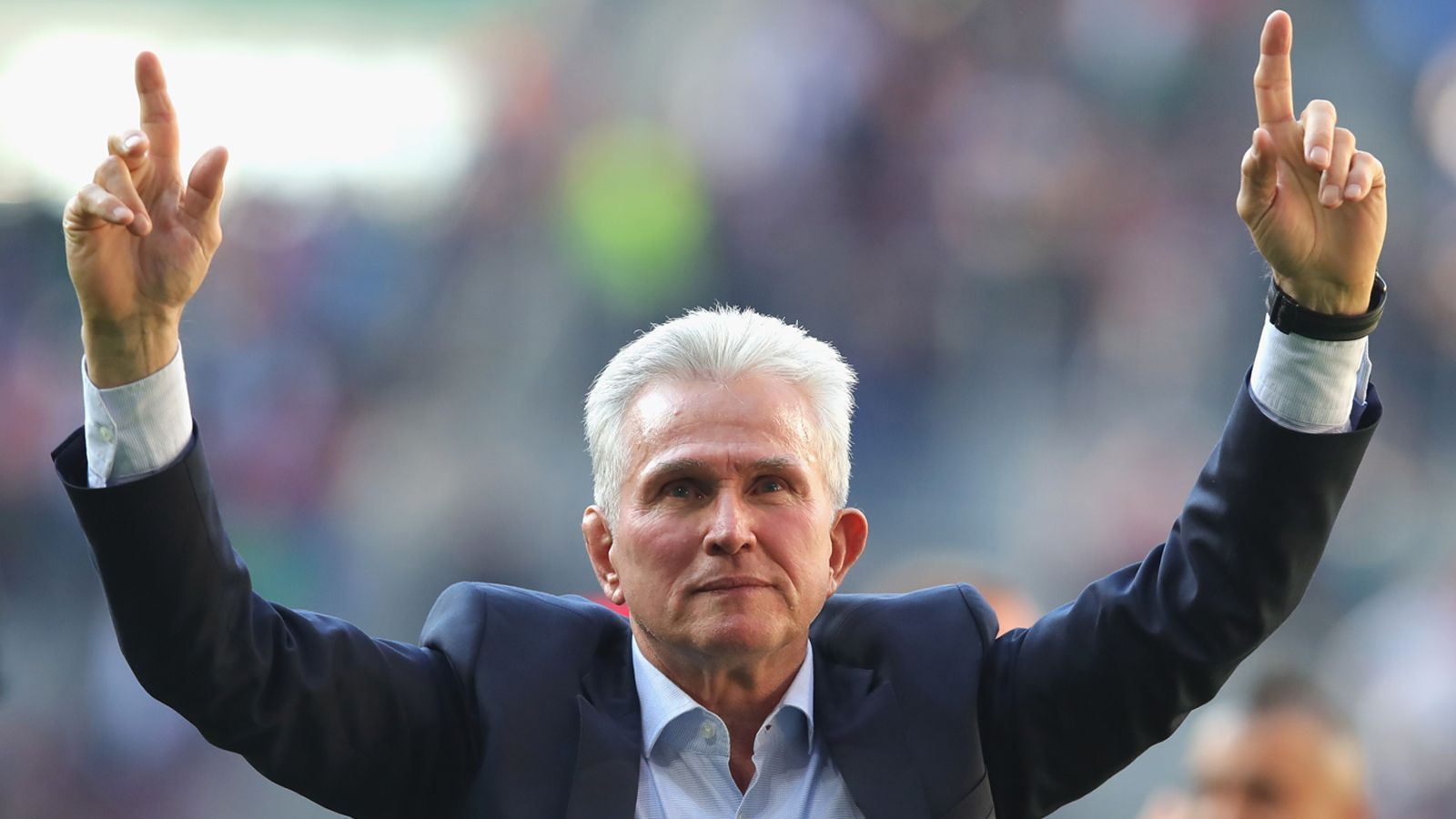 
                <strong>Trainer: Jupp Heynckes</strong><br>
                Der Urheber der "Super-Bayern". 2011/12 noch der Unglücksrabe mit drei zweiten Plätzen, führte Jupp Heynckes den FC Bayern ein Jahr später zum größten Erfolg der Vereinsgeschichte: dem Triple aus Meisterschaft, DFB-Pokal und Champions League. Bei seinem Comeback 2017/18, nach der Entlassung von Carlo Ancelotti, blieb ihm die Wiederholung dieses einzigartigen Meisterstücks zwar verwehrt (darum ja auch: einzigartig), an seinem gigantischen Vermächtnis an der Säbener Straße ändert das aber nichts. Heynckes ist der beste Trainer, den der FCB in den 2010ern hatte. Trotz eines gewissen Pep Guardiola. Jupp! Jupp! Jupp! ...
              