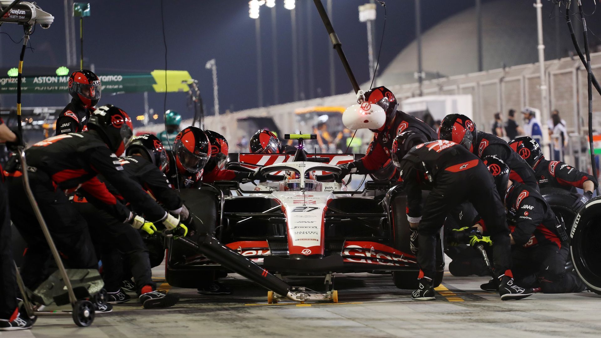 
                <strong>Verlierer: Nico Hülkenberg</strong><br>
                Auch den Deutschen muss man im Rennen zu den Flops zählen. Dabei war nach einem bärenstarken Platz zehn im Qualifying die Hoffnung groß, auch im Rennen unter den Top 10 zu landen. Doch erst hat der Haas-Pilot Pech beim Start, als ihm im Getümmel der Vorderflügel beschädigt wird. Dann bringt er sich durch eigene Fahrfehler selbst um eine bessere Platzierung und muss am Ende mit Rang 15 Vorlieb nehmen.
              