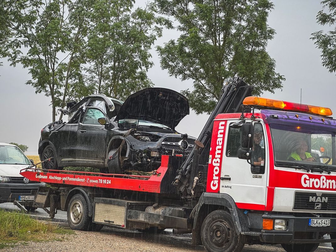 Der Unfallwagen des schweren Unglücks bei Naumburg steht auf einem Abschlepper.