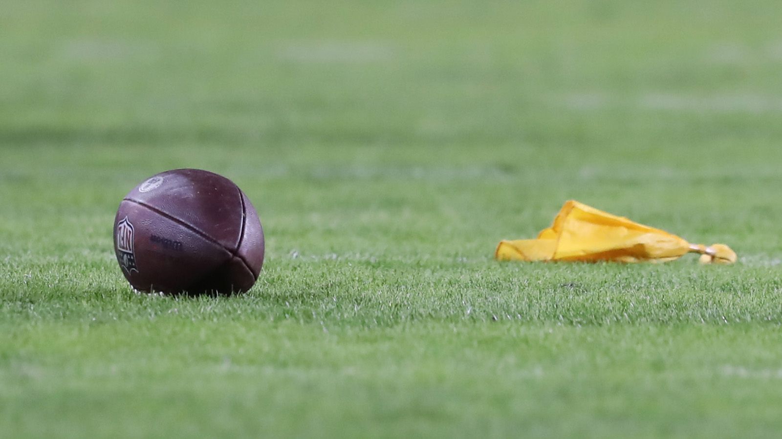 
                <strong>Die unfairsten Teams der abgelaufenen NFL-Saison</strong><br>
                Die Gelbe Flagge ist in der NFL das Zeichen, wenn die Schiedsrichter ein Vergehen auf dem Feld ahnden. Penaltys können nicht selten über Sieg oder Niederlage entscheiden. ran zeigt die zehn NFL-Teams, die in der vergangenen Saison die meisten Strafen gegen sich kassierten.
              