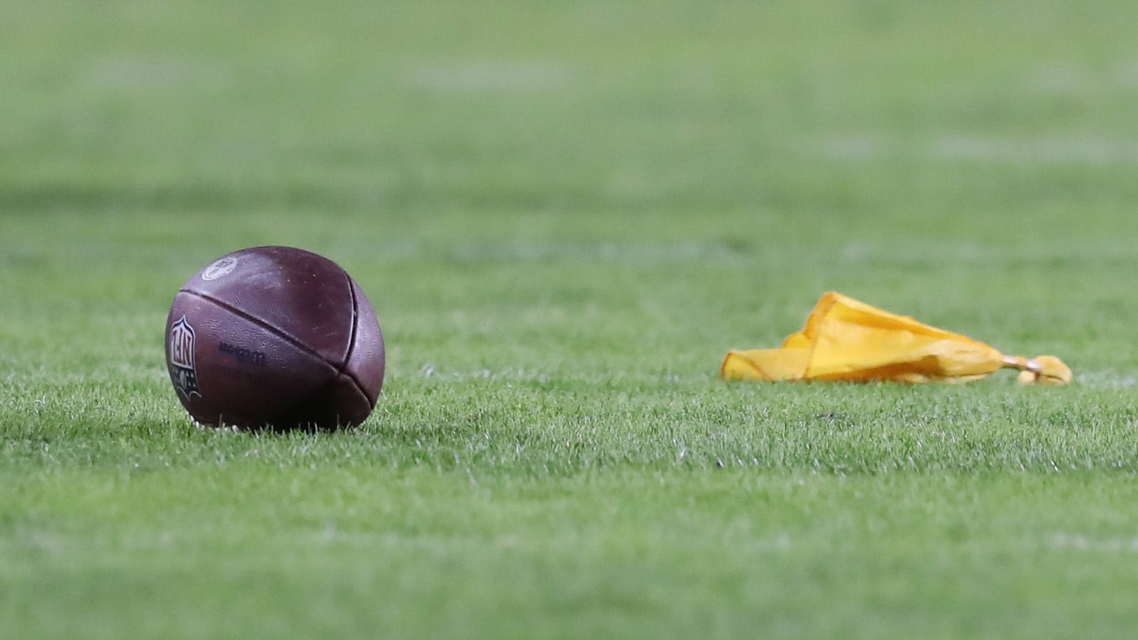 <strong>Flagge! So viele Penaltys kassierten die NFL-Teams 2023</strong><br>Wenn die NFL-Referees die gelbe Flagge werfen, hat ein Team ein Foul begangen und wird üblicherweise mit einer Yard-Strafe belegt. Doch wie viele Penaltys haben die 32 Teams in der vergangenen Regular Season jeweils erhalten? <strong>ran</strong> schaut auf das Flaggen-Ranking. (Quelle: "The Football Database" - aufsteigend nach Anzahl der Strafen, bei Gleichstand zählen die Yards mit rein)