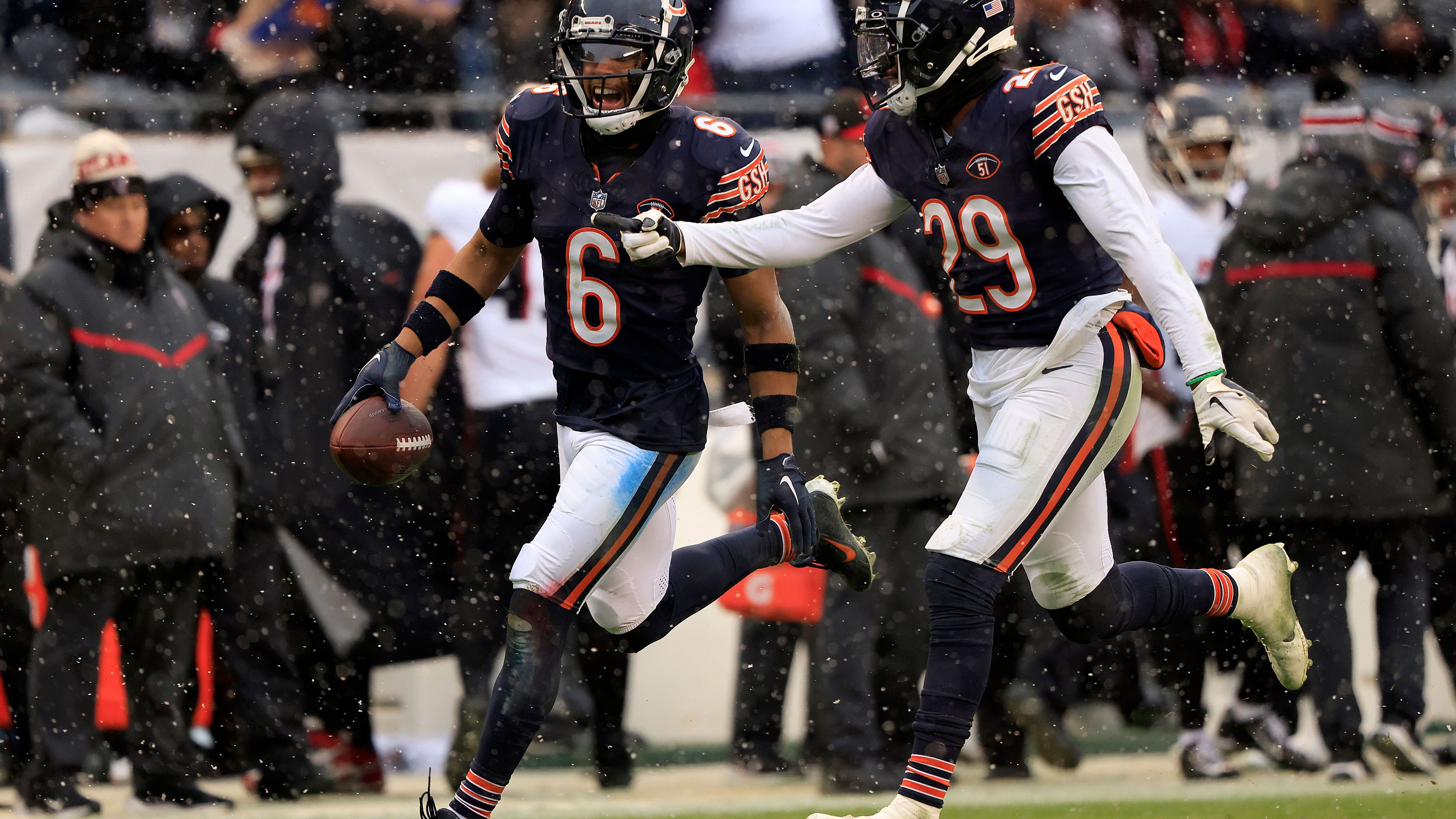 <em><strong>Kyler Gordon und Tyrique Stevenson (Chicago Bears)</strong><br>Vor dem Duell gegen die Baltimore Ravens, bei denen Lamar Jackson auf sein Comeback hoffen darf, haben die Bears ein Cornerback-Problem: Denn mit Kyler Gordon (Wade) und Tyrique Stevenson (Schulter) fallen zwei Starter auf der Position verletzt aus. Pro Bowler Jaylon Johnson steht ohnehin schon auf der Injured Reserve List.</em>