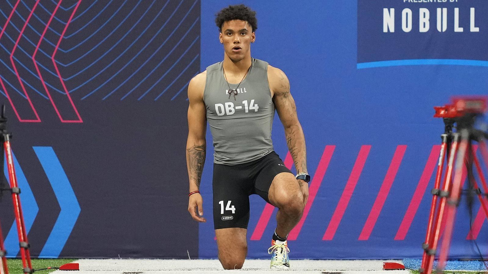 
                <strong>17. Pick: Pittsburgh Steelers - Christian Gonzalez, CB</strong><br>
                Den Abgang von Cameron Sutton kompensierten die Pittsburgh Steelers mit der Verpflichtung von Patrick Peterson. Der Veteran geht aber bereits auf die 33 zu und wird nicht mehr ewig auf höchstem Level spielen. Daher macht es Sinn, dass die Steelers Christian Gonzalez im Draft auswählen. Der Cornerback erinnert von seinen Anlagen her an Aqib Talib und sprintet auf fast olympischem Niveau, wodurch er mit den schnellsten Receivern der Liga mithalten kann.
              