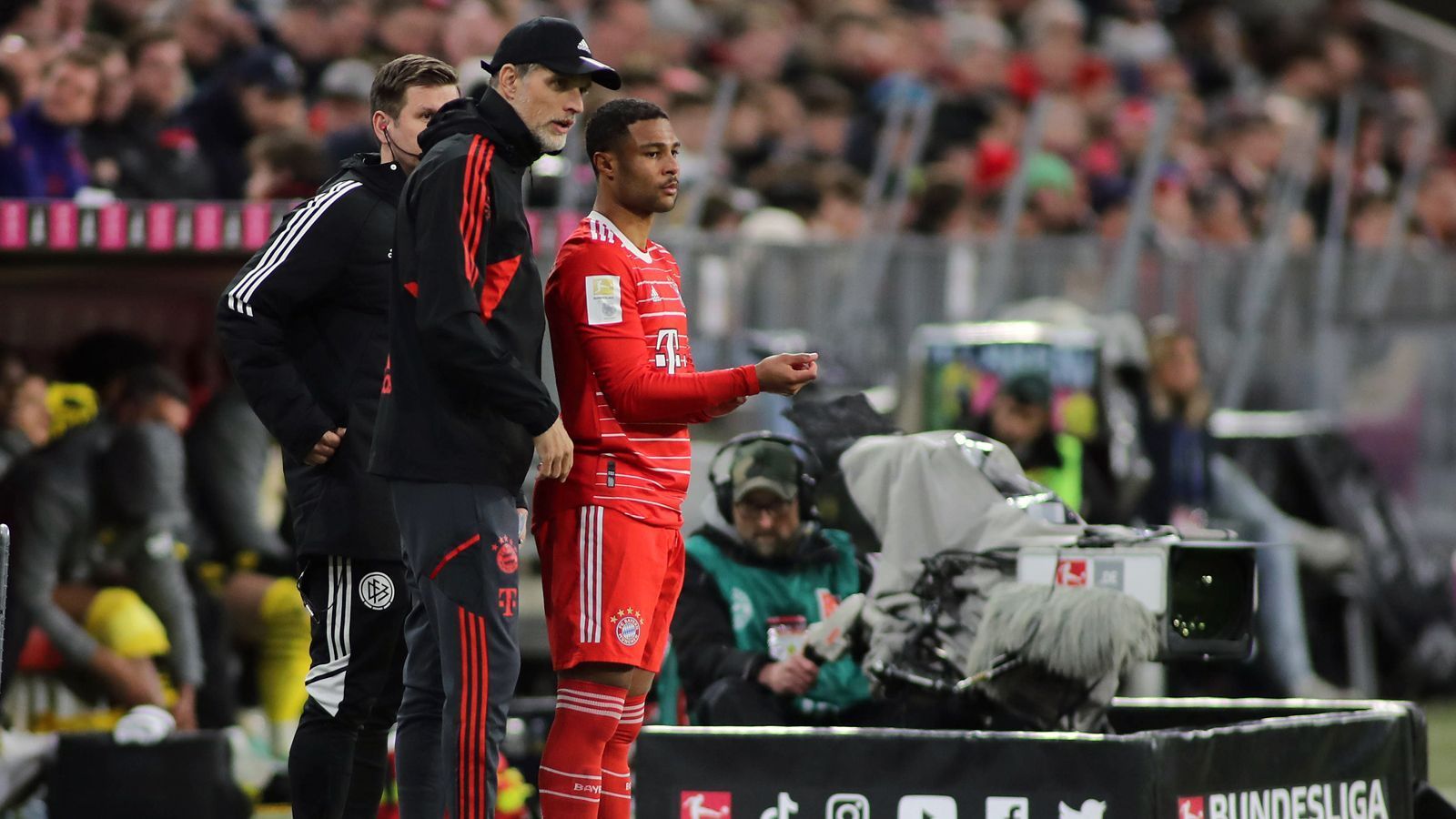 
                <strong>19:56 Uhr: Tuchel bringt Gnabry und Sane ins Spiel</strong><br>
                Doppelwechsel beim FC Bayern. Die Einwechselspieler Serge Gnabry und Sadio Mane bekommen vom Trainer mehrere Klopfer auf den Rücken. Der ausgewechselte Choupo-Moting wird gedrückt, Müller bekommt einen Klaps auf den Hintern.
              