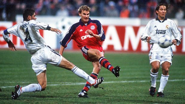 
                <strong>FC Bayern vs. Real Madrid 2000 - 4:1</strong><br>
                FC Bayern vs. Real Madrid 2000 - 4:1: Gegen die "Galaktischen" aus Madrid macht der FC Bayern im Jahr 2000 eines der besten Spiele seiner Vereinsgeschichte. Nach einem 4:2-Hinspielsieg in der Zwischenrunde entzaubern Zickler und Co. Real auch im heimischen Olympiastadion. Bitter: Im Halbfinale ist ausgerechnet gegen Real Schluss.
              