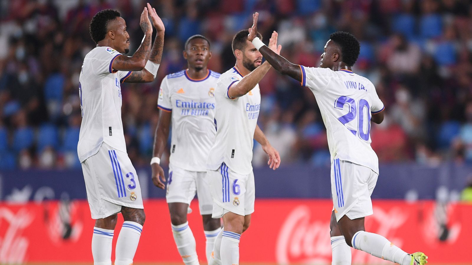 
                <strong>Real Madrid (Spanien)</strong><br>
                Die "Galaktischen" mussten als amtierender Meister in der Vorsaison ausgerechnet an den Stadtrivalen Atletico Madrid den Titel abtreten. Nun aber startet Real mit Trainer-Rückkehrer Carlo Ancelotti einen neuen Versuch, die Vormachtstellung in Spaniens Klubfußball wieder zu erobern. 2014 gewann der Italiener Ancelotti mit den Madrilenen bereits ein Mal die Champions League - schafft der Ex-Bayern-Coach das in seiner zweiten Real-Ära erneut?
              