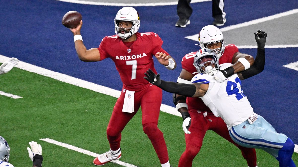 NFL, American Football Herren, USA Arizona Cardinals at Dallas Cowboys Nov 3, 2025; Arlington, Texas, USA; Arizona Cardinals quarterback Jacoby Brissett (7) throws a pass against the Dallas Cowboys...