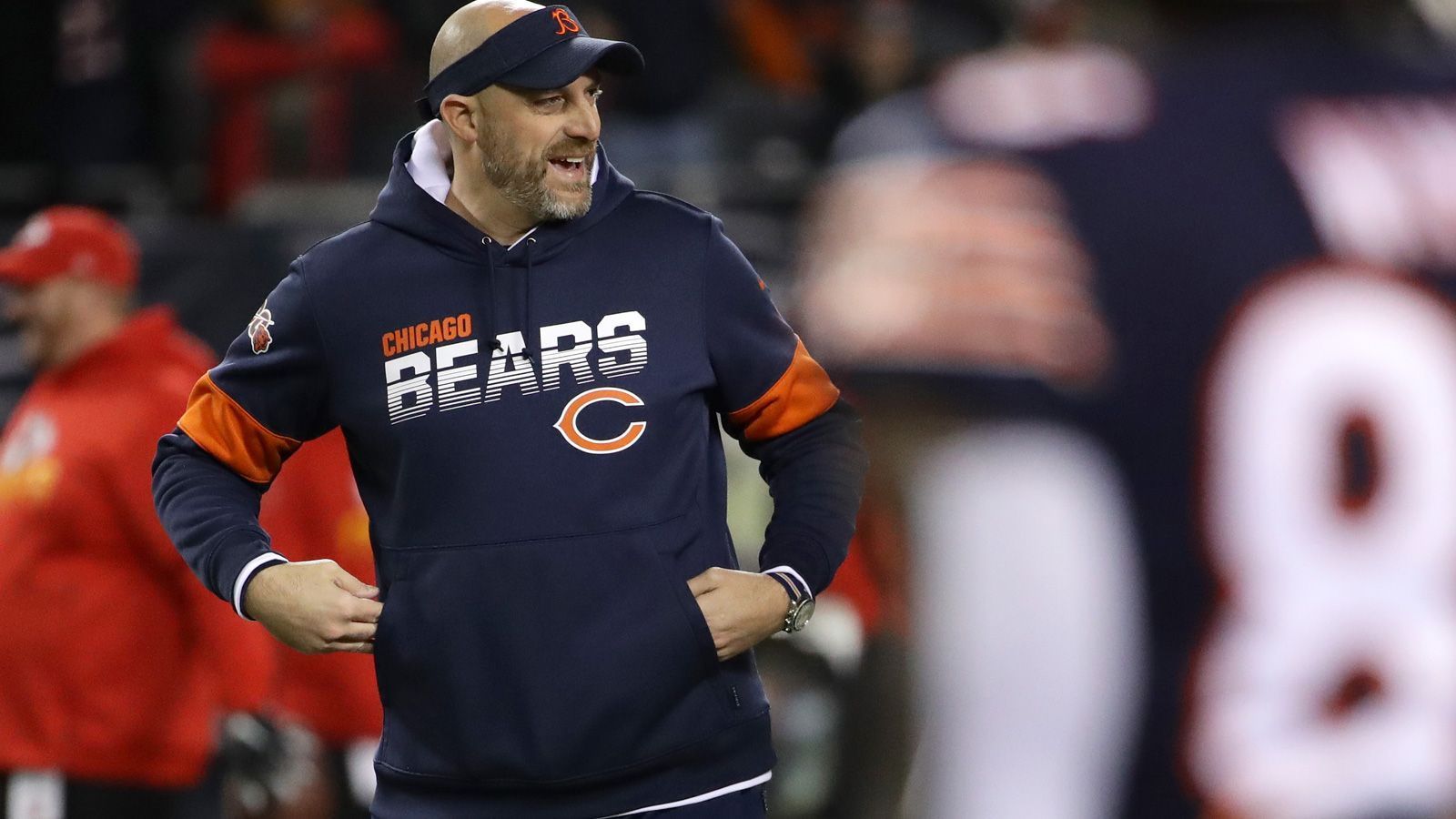 
                <strong>Chicago Bears</strong><br>
                Dennoch könnte Mostert für Chicago eine Option werden: Denn Cohen wird von Head Coach Matt Nagy vor allem als Passempfänger eingesetzt und Nall war mit zwei Carries in der vergangenen Saison kein Faktor. Mit Mostert hätten die Bears einen inzwischen gestandenen Running Back an Montgomerys Seite, der laut Ian Rapoport mit circa 4,5 Millionen Dollar jährlich zufrieden wäre.
              