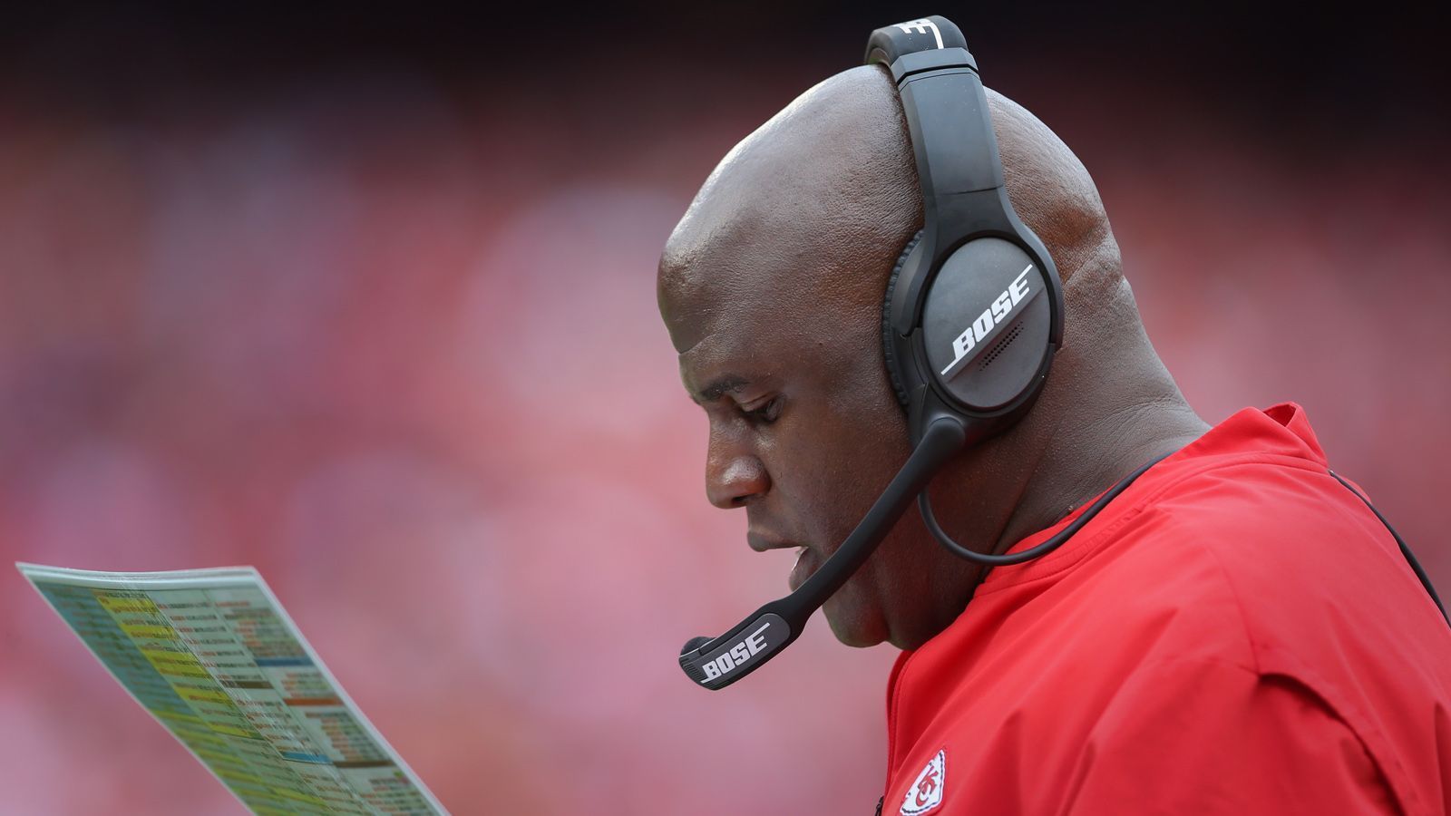 
                <strong>Eric Bieniemy, Offensive Coordinator, Kansas City Chiefs</strong><br>
                Eric Bieniemy gehört seit 2013 der Organisation der Kansas City Chiefs an. Erst war er Running Back Coach, seit 2018 ist er Offensive Coordinator. Nicht zuletzt ihm ist es zu verdanken, dass Quarterback Patrick Mahomes vergangene Saison zum MVP gekürt wurde und in rasanter Geschwindigkeit zum Top-Star der NFL aufstieg. Auch in dieser Saison leistet der 50-Jährige gute Arbeit. Das Passspiel der Chiefs steht an Platz 3, die gesamte Offense an Platz 5. Bieniemy hat bewiesen, einen jungen Quarterback schnell entwickeln zu können. Eine Eigenschaft, die gerade bei kriselnden NFL-Teams gefragt ist.  
              