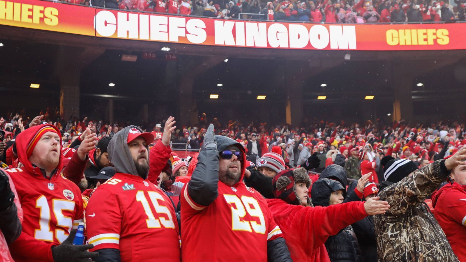 
                <strong>Kansas City Chiefs</strong><br>
                Fans: Es wird wild, es wird laut, es wird trotz der kalten Temperaturen heiß hergehen. Die Bengals sprachen im Vorfeld vom "Burrowhead Stadium", die Chiefs-Fans sind sowieso immer noch sauer, dass sie im Vorjahr von den Bengals im Championship Game gestoppt wurden. Sie werden das nachweislich lauteste Stadion der NFL in einen Hexenkessel verwandeln und für eine Stimmung sorgen, der man sich nicht entziehen kann.
              