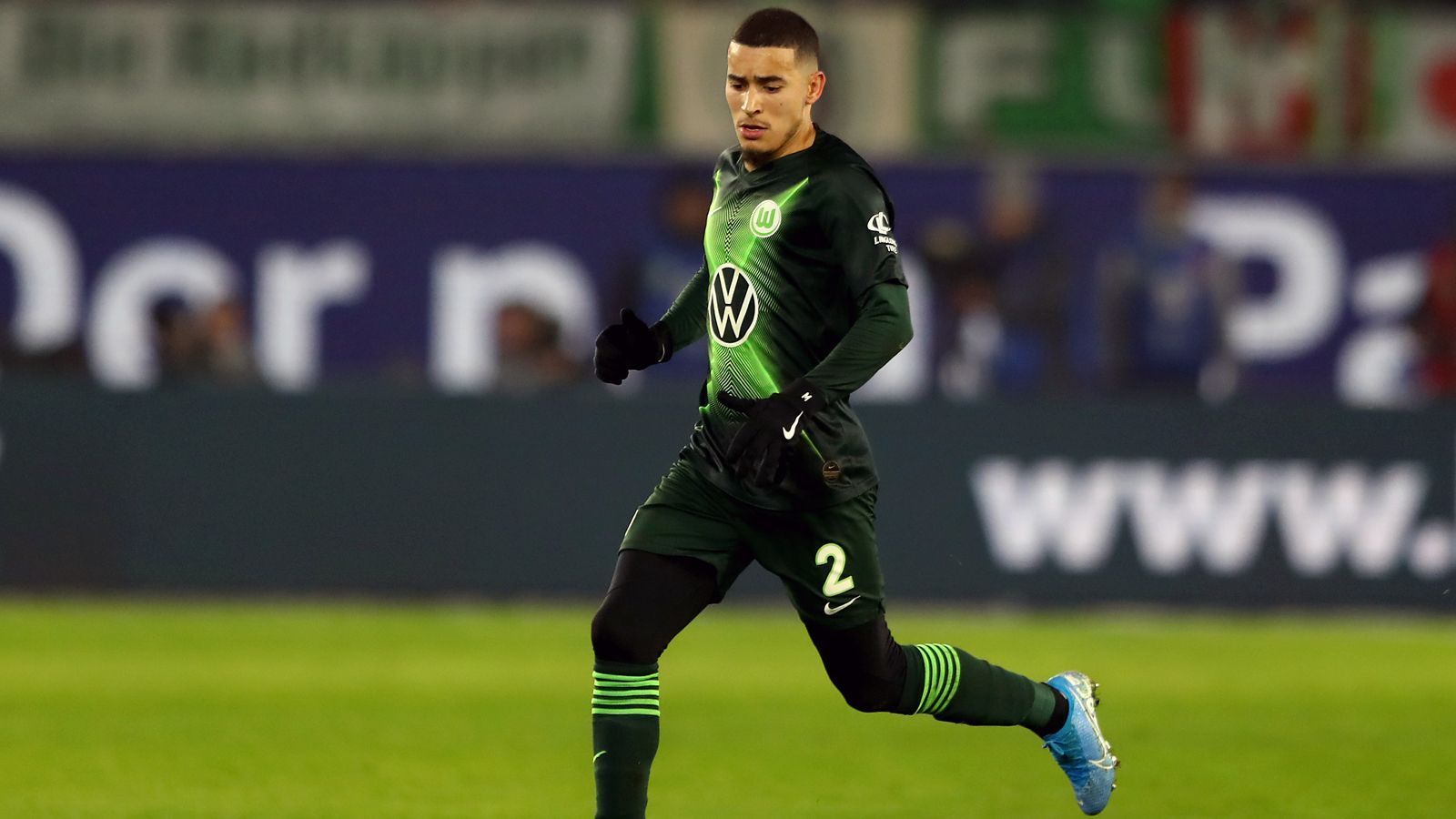 
                <strong>William (VfL Wolfsburg)</strong><br>
                Für den Brasilianer William lief es im Herbst 2019 beim VfL Wolfsburg richtig gut, der 25-Jährige gehörte rechts in der Abwehr bzw. im Mittelfeld zu den Stammspielern unter Trainer Oliver Glasner. Seit Mitte Februar 2020 muss der Südamerikaner nun aber gezwungenermaßen zuschauen, denn William riss sich das Kreuzband. Damit wird es ein Comeback wohl erst im Laufe des Herbstes geben.
              