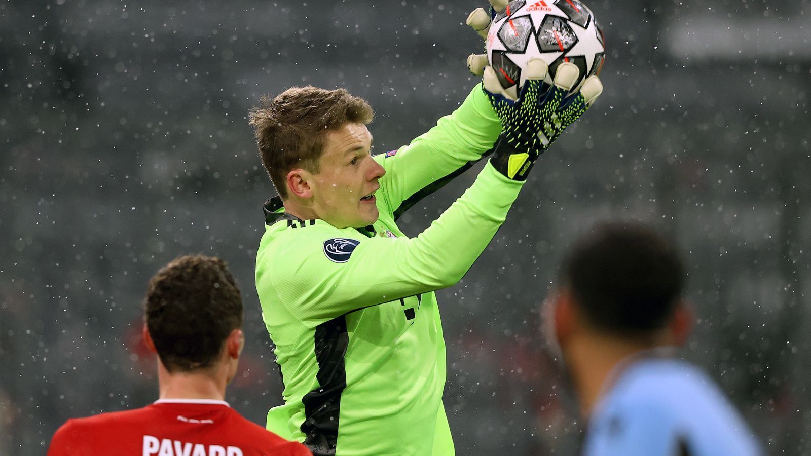 
                <strong>Alexander Nübel (FC Bayern München)</strong><br>
                Als vierten Torwart-Kandidaten der Dortmunder nennt "Sport 1" ausgerechnet den früheren Schalker Alexander Nübel. Der 24-Jährige wechselte im Sommer 2020 von Gelsenkirchen zu den Bayern und sitzt dort seitdem in aller Regel hinter Welttorhüter Manuel Neuer auf der Bank. Daher bemüht sich Nübels Berater bereits seit Wochen (teils auch durch öffentliche Aussagen belegt) darum, seinen Klienten im Sommer 2021 zu verleihen. Neben Dortmund wurde die AS Monaco um Ex-Bayern-Trainer Niko Kovac mit einer möglichen Nübel-Verpflichtung in Verbindung gebracht. Nübels Vertrag beim deutschen Rekordmeister läuft noch bis 2025, in der laufenden Saison kam er bislang nur zu drei Pflichtspiel-Einsätzen für den FC Bayern.
              