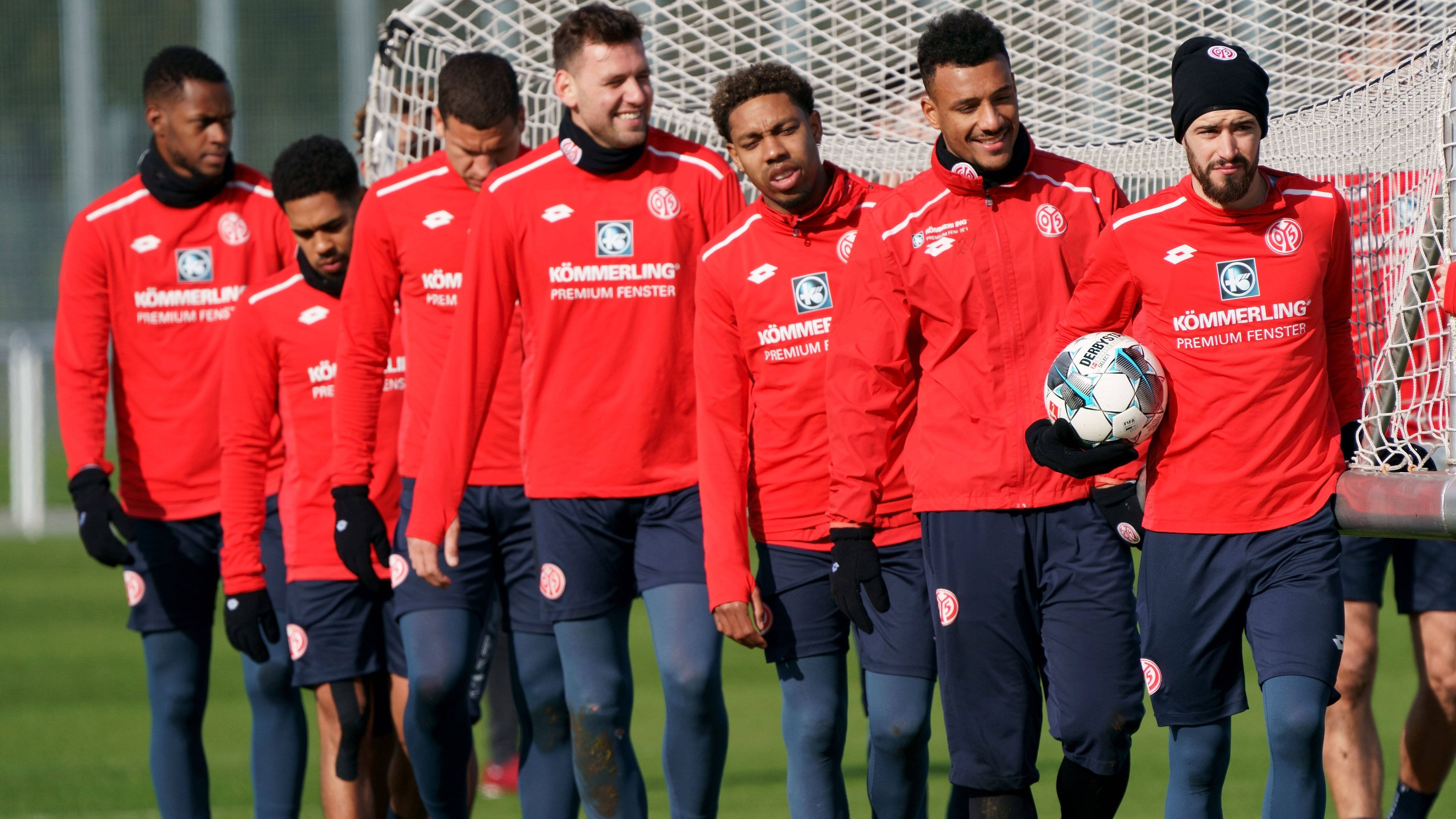 
                <strong>1. FSV Mainz 05</strong><br>
                Nach der positiven Entscheidung der Politik trainieren die Profis der Mainzer ab sofort wieder im Mannschaftsverbund. Die Aufnahme des Trainingsbetriebes "ist mit den zuständigen Behörden abgestimmt", teilte der Verein mit.
              