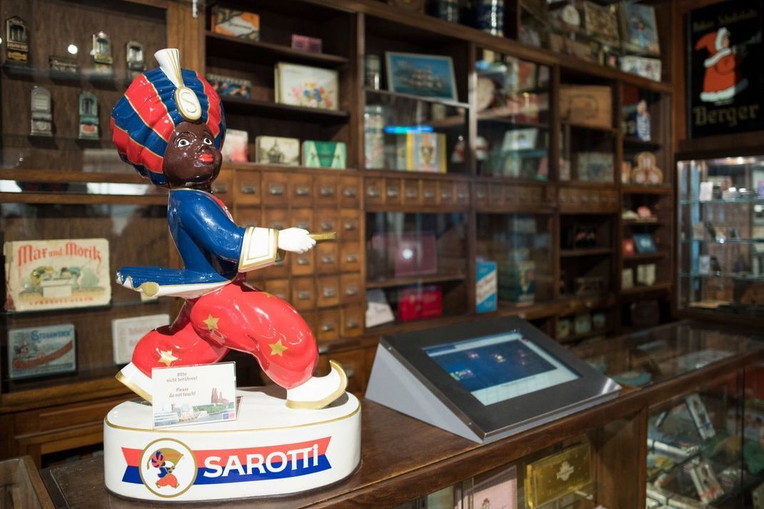 Im Kölner Schokoladen-Museum war 2017 im Nachbau eines alten Drogeriemarktes noch eine Figur des früheren Sarotti-Mohrs zu sehen.