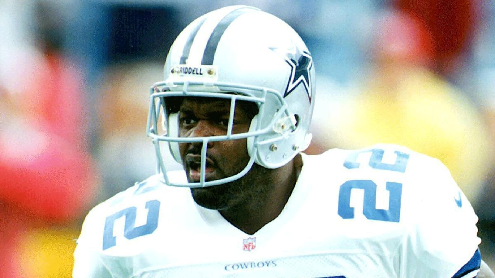 
                <strong>1993: Emmitt Smith</strong><br>
                Emmitt Smith ist ein Paradebeispiel für einen erfolgreichen Holdout. In der Saison 1993 bestreikte der legendäre Running Back der Dallas Cowboys alle Training Camps und auch die ersten beiden regulären Spieltage. Die Folge: "America's Team" funktionierte ohne seinen Star Rusher nicht und verlor beide Partien. Daraufhin gab das Team klein bei und machte Smith zum bestbezahlten Running Back der NFL. Dieser zahlte es zurück, indem er trotz der zwei verpassten Spiele zum Top Rusher der Saison wurde und den Cowboys zum Super-Bowl-Sieg verhalf.
              