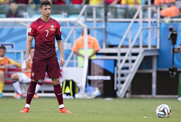 
                <strong>Ronaldos Freistoß-Statistik</strong><br>
                ... war der gegen Deutschland bei der WM in Brasilien: Im Vorrunden-Duell gegen Deutschland traf Ronaldo die riesige Ein-Mann-Mauer Philipp Lahm. 
              