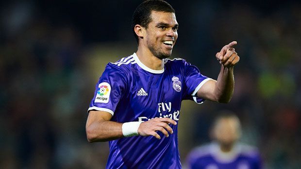 
                <strong>Pepe (Real Madrid)</strong><br>
                Pepe ist mit 33 Jahren nicht mehr der Jüngste und sein Vertrag bei Real läuft Ende der Saison aus. Ob Madrid mit dem Europameister verlängert, obwohl die Transfersperre verkürzt wurde, ist ungewiss. Offenbar könnte sich Pepe auch für einen weitaus lukrativeren Deal entscheiden: Der chinesische Klub Hebei Fortune soll ihm ein Mega-Angebot über rund 15 Millionen Euro gemacht haben - pro Jahr! Zwar wurde der Portugiese auch mit Manchester United, Chelsea und Juventus Turin in Verbindung gebracht, Real-Coach Zinedine Zidane wäre jedoch ein Verbleib von Pepe am liebsten: "Pepe ist seit zehn Jahren bei uns, er hat Geschichte geschrieben und ich möchte, dass er bei uns bleibt", erklärte der Trainer zuletzt auf einer Pressekonferenz. (Quelle: ESPN)
              