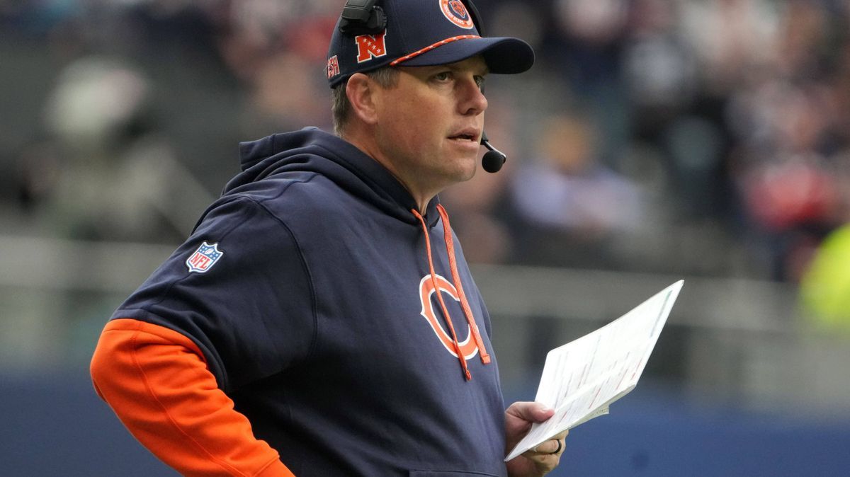 NFL, American Football Herren, USA London Games-Jacksonville Jaguars at Chicago Bears Oct 13, 2024; London, United Kingdom; Chicago Bears offensive coordinator Shane Waldron watches from the sideli...