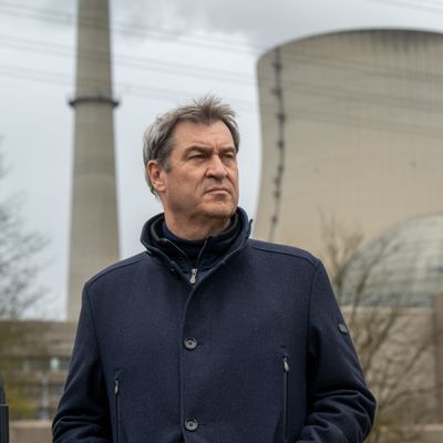 CSU-Chef Markus Söder steht vor dem Kernkraftwerk Isar 2. 