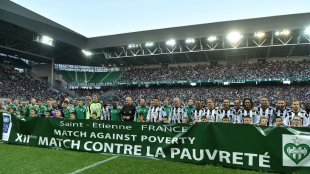 
                <strong>Saint-Etienne</strong><br>
                Saint-Etienne: Das "Stade Geoffroy Guichard" gehört zu den fünf Stadien, die für die Europameisterschaft lediglich renoviert werden mussten. Da die Arena 42.000 Plätze bietet, treten hier acht Teams für drei Gruppenspiele und ein K.o.-Spiel gegeneinander an.
              