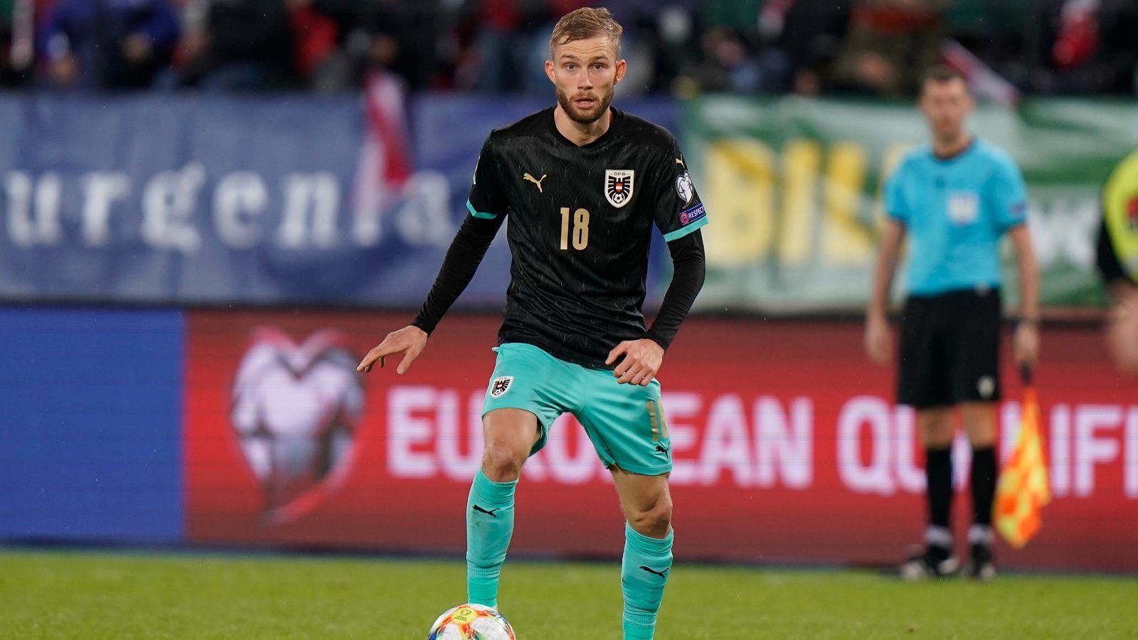 
                <strong>Konrad Laimer (RB Leipzig)</strong><br>
                Sabitzers Teamkollege Konrad Laimer debütiert erst am dritten EM-Qualifikations-Spieltag beim 1:0-Heimsieg gegen Slowenien - und ist seitdem aus der Startelf der Nationalmannschaft nicht mehr wegzudenken. Auch der 22-jährige, ein gebürtiger Salzburger, überzeugt neben seiner immensen Lauf- und Kampfbereitschaft als Vorlagengeber, bringt es bei seinen bislang sieben Länderspielen auf fünf Assists und ein Tor.
              