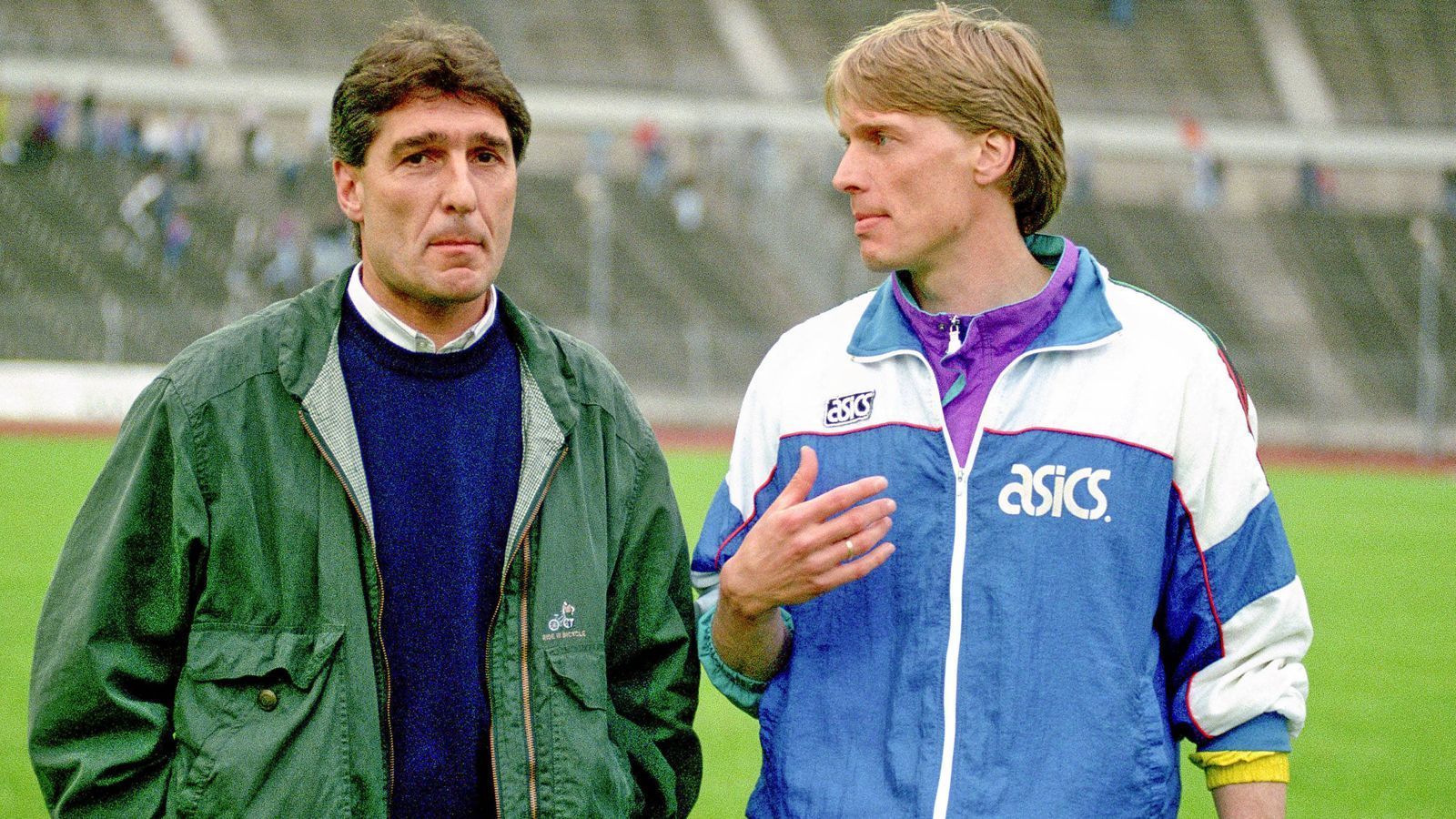 
                <strong>1990 Rückkehr in den Fußball in Oldenburg </strong><br>
                1990 dann die Rückkehr in den Fußball: Assauer wurde Manager des damaligen Zweitligisten VfB Oldenburg (hier mit Trainer Wolfgang Sidka).
              