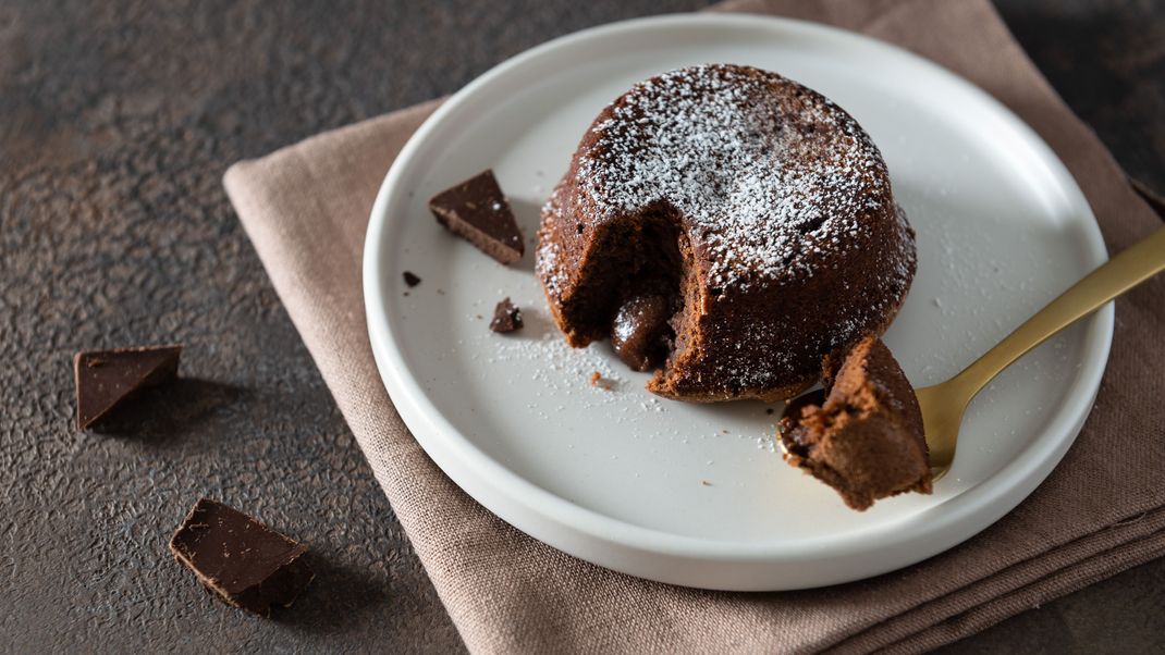 Ein Schokoladentraum: Lava Cake mit flüssigem Kern! Diese Leckerei solltest du unbedingt mal ausprobieren - perfekt für den Nachmittagskaffee mit deinen Liebsten.&nbsp;