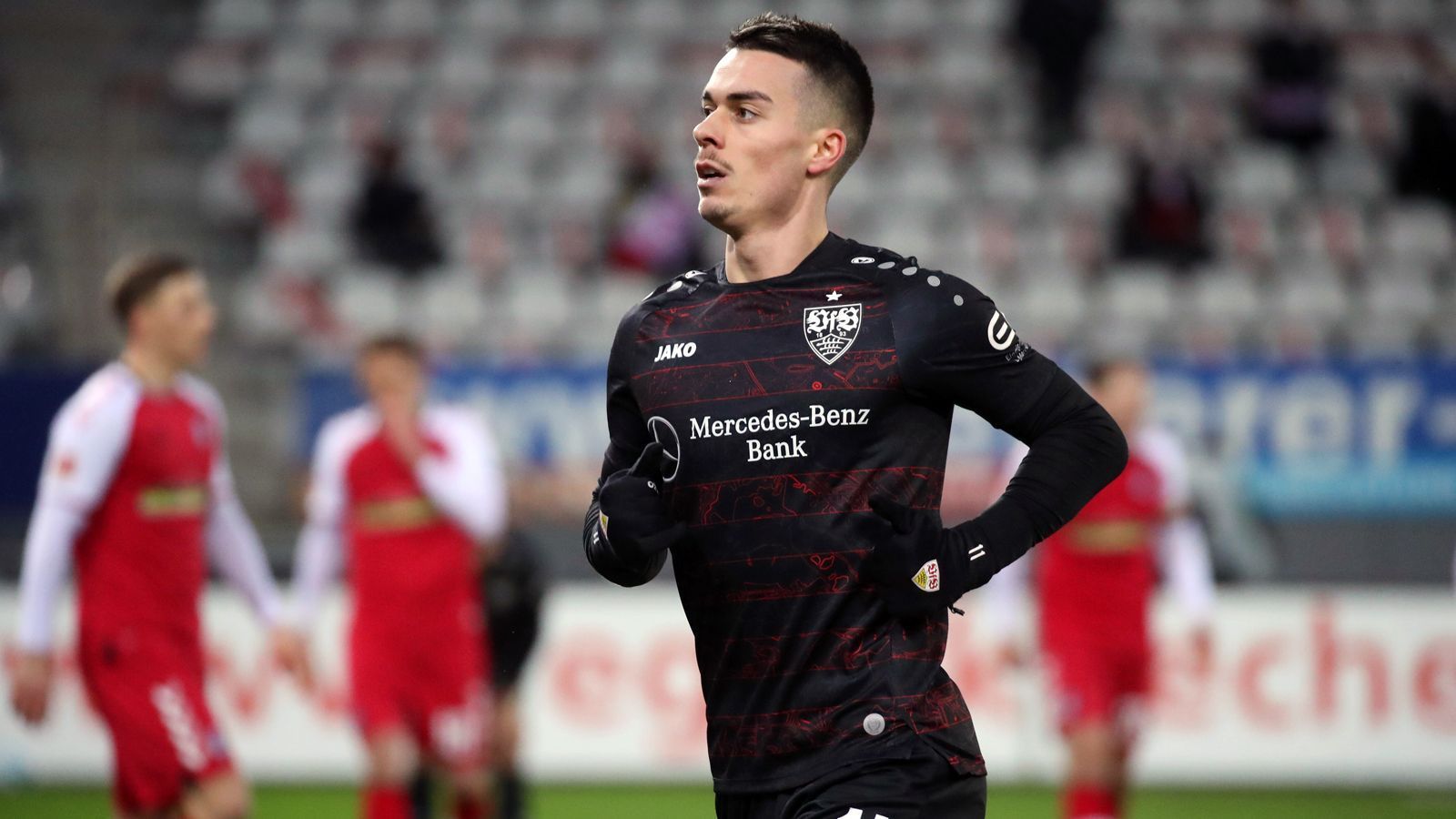 
                <strong>Erik Thommy (VfB Stuttgart)</strong><br>
                Auch die Personalie Erik Thommy steht indirekt mit dem VfL Wolfsburg in Verbindung. Da die Niedersachsen Joao Victor nur verkaufen wollen, haben sich sowohl Schalke als auch Mainz angeblich eine Absage in Sachen Leihe des Brasilianers eingehandelt. Laut "Bild" dürften sich die beiden Abstiegskandidaten daher andernorts nach Verstärkungen umschauen und wohl erneut um denselben Spieler buhlen: Erik Thommy vom VfB Stuttgart. Demnach will sowohl der FSV als auch S04 den 26 Jahre alten Mittelfeldspieler ausleihen. Bei den Schwaben der er noch bis 2022 gebundene Thommy einen schweren Stand, kam nur zu sechs Einsatzminuten in der laufenden Bundesliga-Saison. Laut "Rheinischer Post" hofft auch Zweitligist Düsseldorf auf eine mögliche Rückkehr Thommys. Für die Fortuna spielte Thommy bereits in der Saison 2019/20 und stieg mit den Rheinländern ab.
              