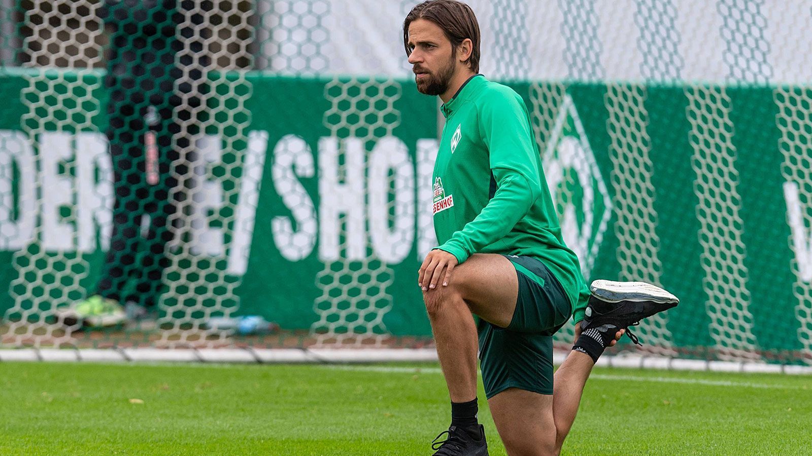 
                <strong>Werder Bremen</strong><br>
                Vor einem Jahr wurde bei Werder Bremen noch die Rückkehr von Martin Harnik (Foto) gefeiert, nun findet sich der Österreicher auf dem Abstellgleis wieder. In der gut besetzten Offensive muss er den Talenten Josh Sargent und Johannes Eggestein, aber auch Routinier und Klub-Ikone Claudio Pizarro den Vortritt lassen. Die Hanseaten hoffen, mit einem Verkauf noch ein bisschen Kleingeld zusammenzubekommen, um in der Defensive nachrüsten zu können.
              