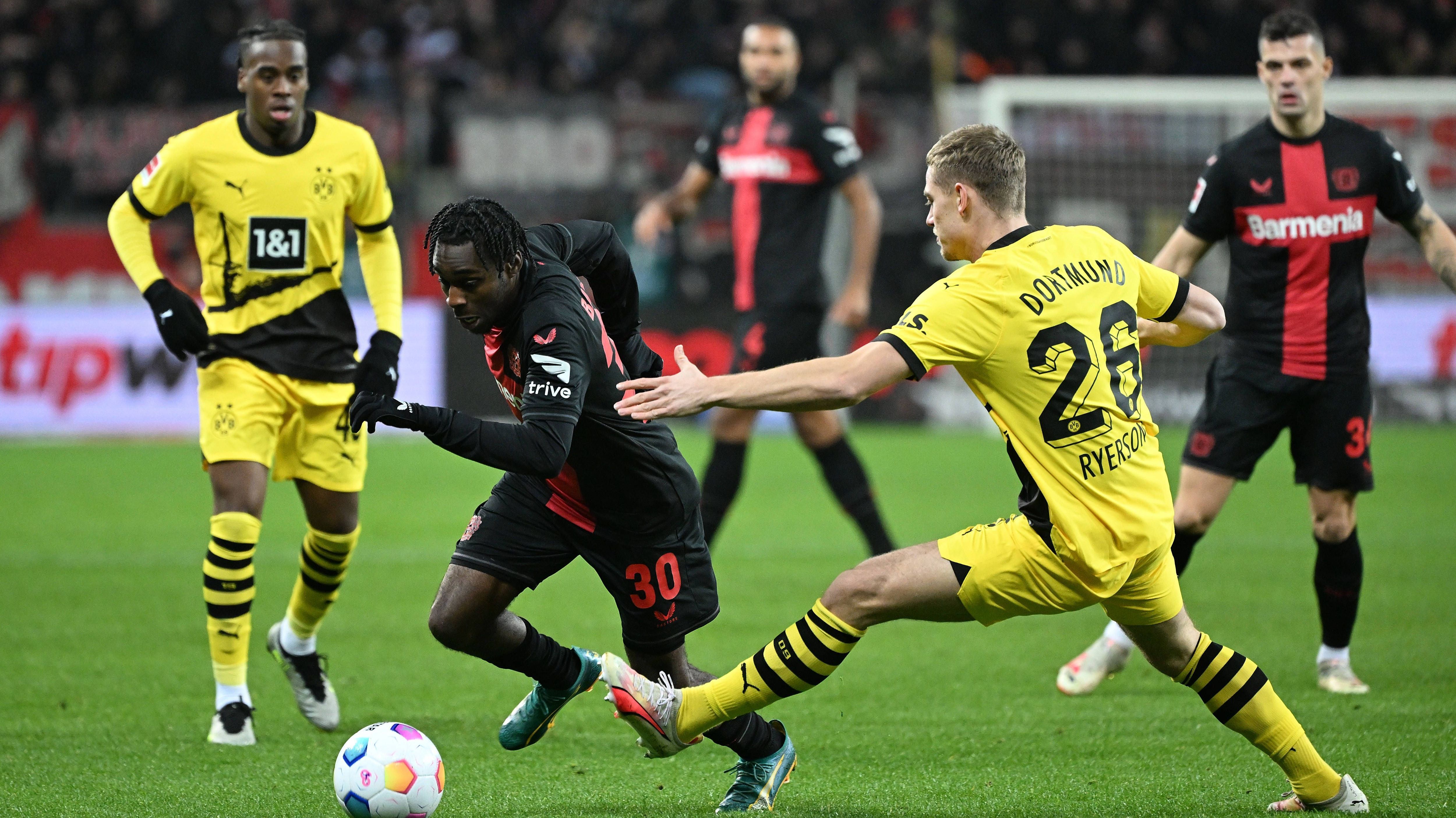<strong>Einzelkritik zu Bayer Leverkusen gegen Borussia Dortmund</strong><br>Im Topspiel des 13. Spieltags kommt Bayer Leverkusen gegen Borussia Dortmund nicht über ein Unentschieden hinaus. Nach Toren von Julian Ryerson und Victor Boniface endet die Partie 1:1. <em><strong>ran</strong></em> liefert die Noten für die Stars beider Teams.