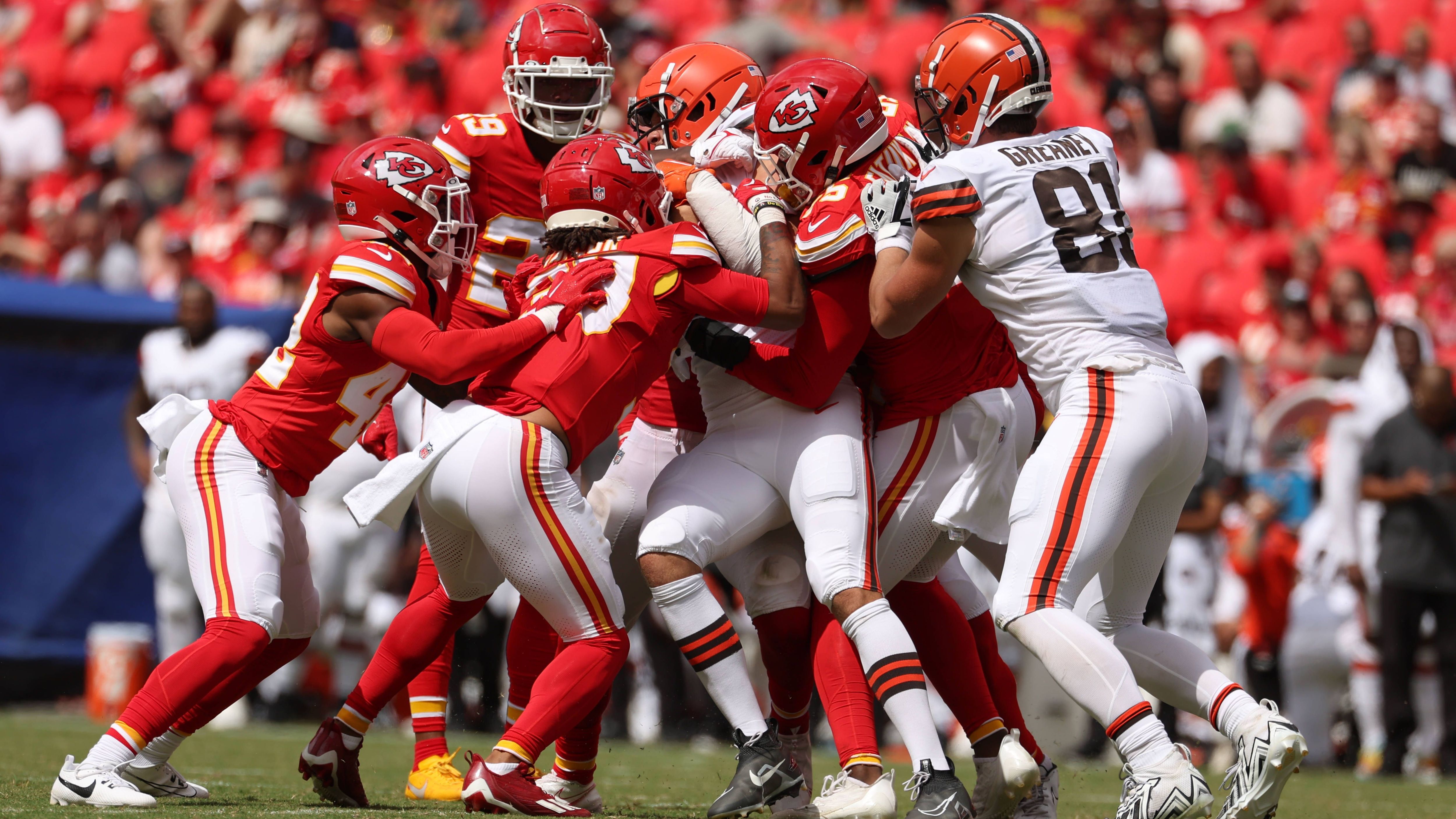 <strong>Gewinner:</strong> <strong>Defense der Kansas City Chiefs</strong><br>Wenn man gewettet hätte, dass die größte Sorge der Kansas City Chiefs nach Woche zwei die Offense ist, der hätte wohl viel Geld gewinnen können. "Die Defense hat uns immer im Spiel gehalten", lobte Quarterback Patrick Mahomes. Gegen die Detroit Lions ließ die Einheit in der ersten Matchweek nur 14 Punkte zu (sieben Lions-Punkte gingen auf einen Pick Six von Mahomes).