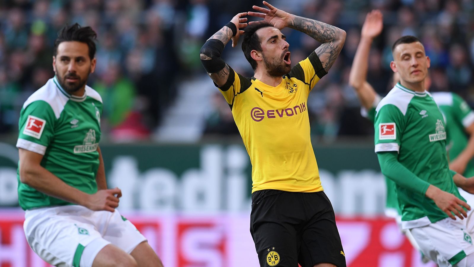 
                <strong>BVB verspielt Sieg gegen Bremen</strong><br>
                Borussia Dortmund hat mit einem 2:2 in Bremen wahrscheinlich für eine Vorentscheidung im Kampf um die Meisterschaft gesorgt. Die Favre-Elf brachte nach starken 60 Minuten eine 2:0-Führung nicht über Zeit. Dabei flog vor allem die zunächst sehr kompakte Defensive plötzlich auseinander. Die BVB-Stars in der Einzelkritik.
              