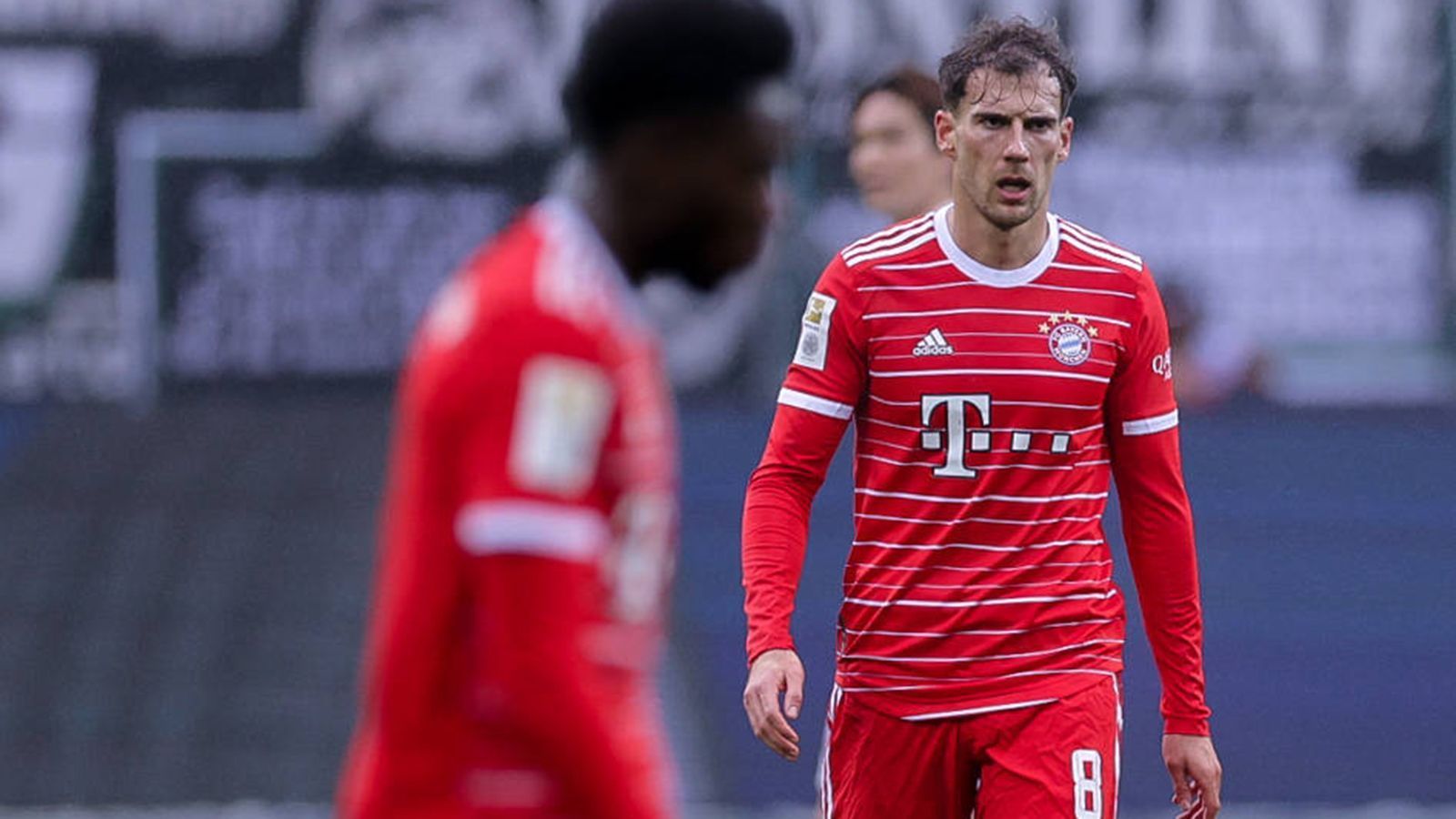 
                <strong>Leon Goretzka (FC Bayern München)</strong><br>
                Der Nationalspieler hat einen soliden Auftritt gegen Gladbacher. Schon vor der Pause sieht Leon Goretzka Gelb nach einem Tritt gegen Plea, in dessen Folge er in den Zweikämpfen noch vorsichtiger zu Werke gehen muss. In der Nachspielzeit der ersten Hälfte hat Goretzka zudem das mögliche 2:1 für die Bayern auf dem Fuß, verzieht aber. ran-Note: 3.
              