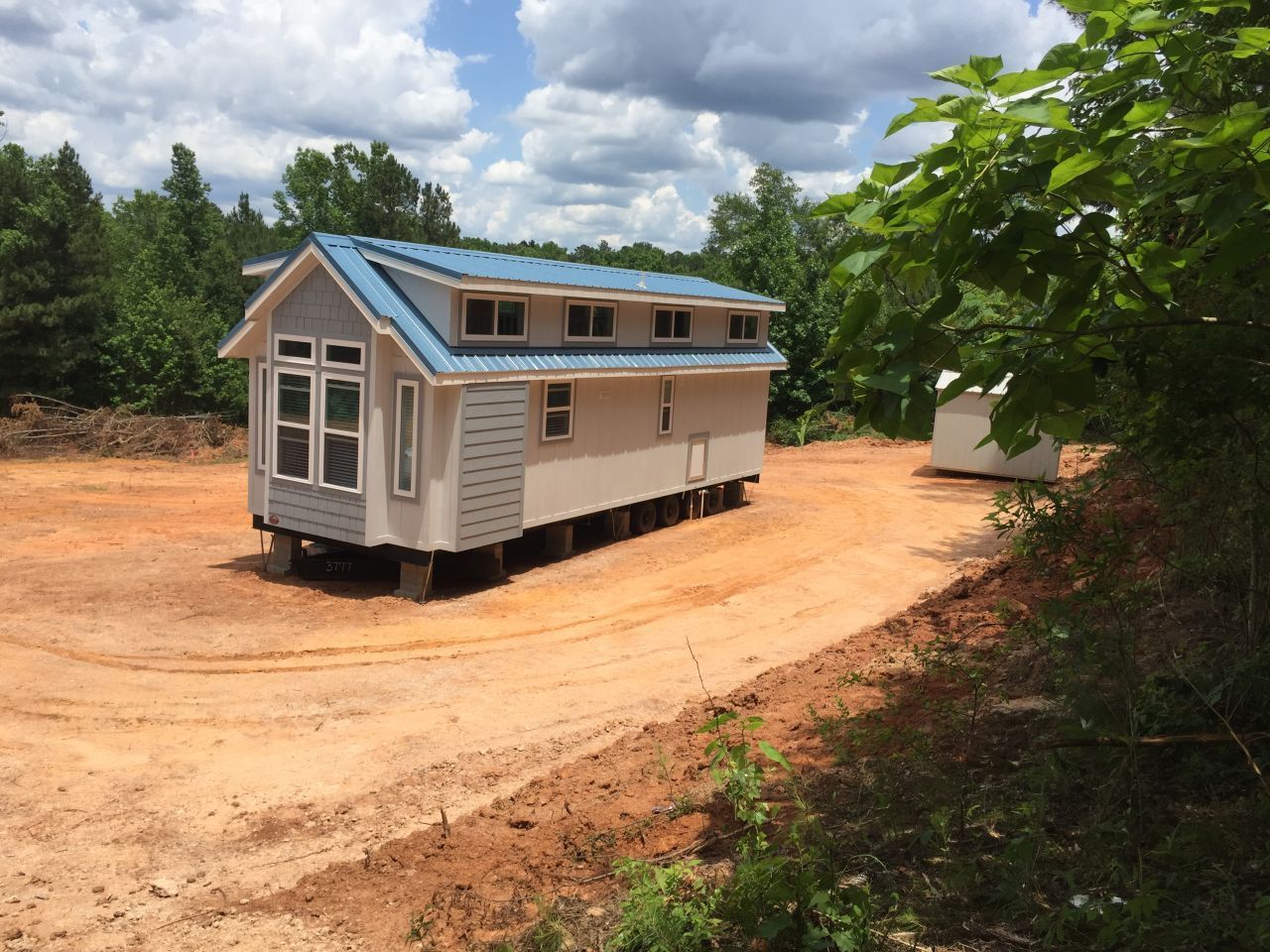 Ursprünglich aus den USA, halten die winzigen Häuser auch in Deutschland Einzug. Meist bestehen "Tiny Houses" nur aus einem schlau aufgeteilten Raum. 2019 gründete sich in Hannover eine Genossenschaft, die mit dem "Eco-Village" eine ganze nachhaltige Siedlung für Minimalist:innen gebaut hat.