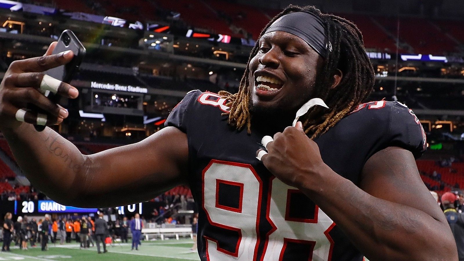 
                <strong>Atlanta Falcons: Takkarist McKinley (Defense)</strong><br>
                Der Pass Rusher ist ebenfalls ein ehemaliger Erstrunden-Pick - und konnte bislang ebenfalls nicht überzeugen. Die Falcons-Secondary ist äußerst jung und unerfahren, umso wichtiger gestaltet sich also der Pass Rush, um möglichst Druck von den Cornerbacks und Safetys zu nehmen. McKinleys möglicher Durchbruch würde dabei besonders helfen.
              