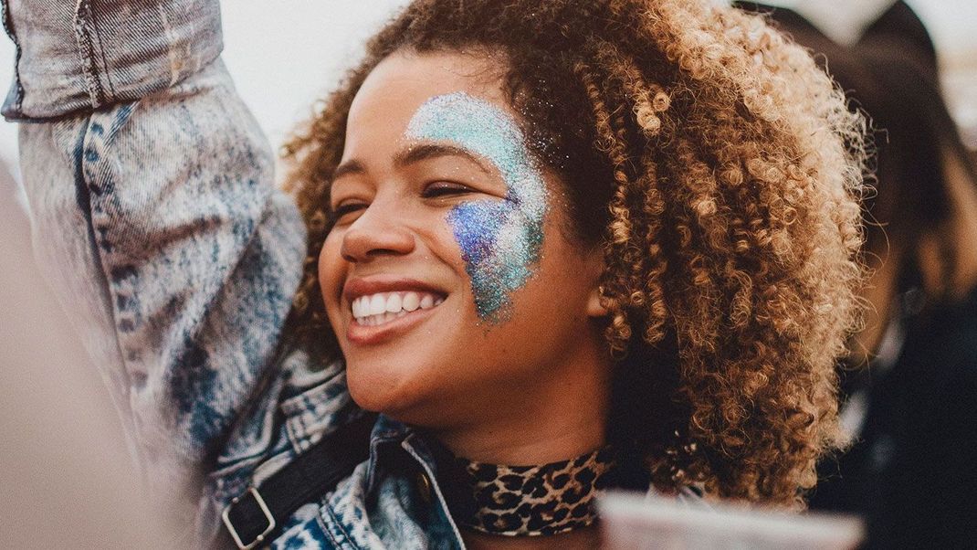 Warum wir an Silvester lieber auf Make-up mit Glitzer verzichten sollten? Wir haben die Fakten und Antworten!