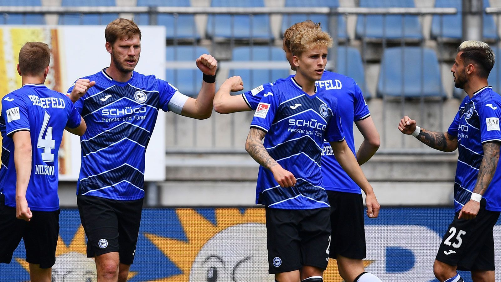 
                <strong>Aufstiegsrennen in der 2. Liga spitzt sich zu</strong><br>
                In der 2. Liga geht es wie auch in der Bundesliga im Schlussspurt wegen der zweimonatigen Corona-Zwangspause Schlag auf Schlag. Dabei wird die Englische Woche vor allem wegen des 28. Spieltags wegweisend sein. Spitzenreiter Arminia Bielefeld hat dank des 0:0 beim direkten Verfolger Hamburger SV am vergangenen Wochenende den erarbeiteten Vorsprung von sieben Punkten behauptet und scheint der Konkurrenz bereits enteilt zu sein. Doch dahinter tobt nach den jüngsten Ergebnissen ein Dreikampf zwischen den Hamburgern, dem VfB Stuttgart und dem 1. FC Heidenheim. ran.de schaut sich das Rennen mal genauer an.
              